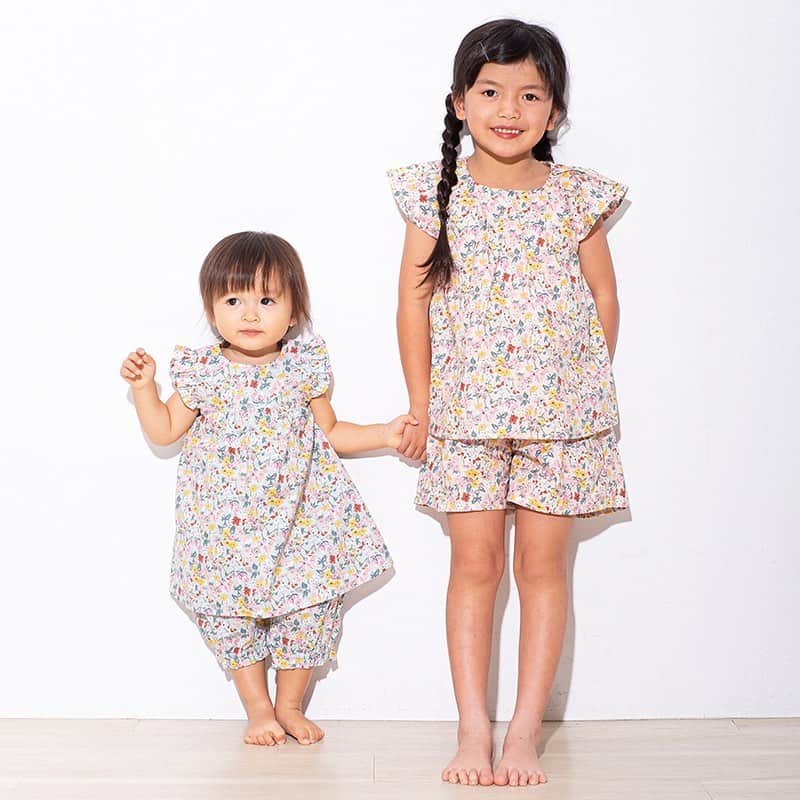 TAPPETのインスタグラム：「tappet 2020ss  ロンパースとセットアップのお揃いコーデができる花柄シリーズ  お姉ちゃんとお揃いでbabyもごきげん♡  今しかできないリンクコーデをお楽しみください。  color:ベージュ、グリーン」