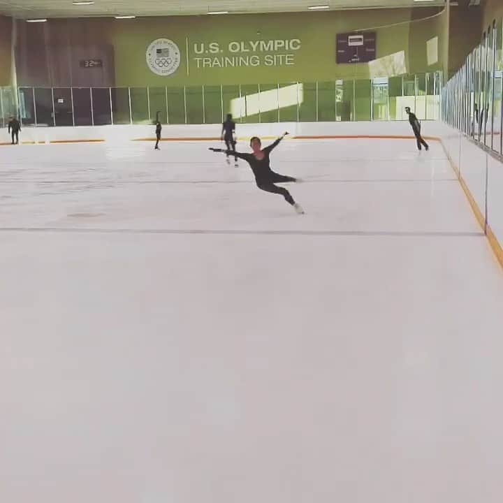 長洲未来のインスタグラム：「I know I’ve been overwhelming everyone with delicious looking photos from my parent’s restaurant but I’m a skater at heart. Tomorrow @coachtomz and I are doing a part 2 of our triple axel presentation from last week. Make sure you sign up at Sharp4Sports.com  Also, omg how satisfying is the sound of my takeoff edge....really missing this right now!  See you tomorrow at 6:30 pm EST!  #tripleaxel」