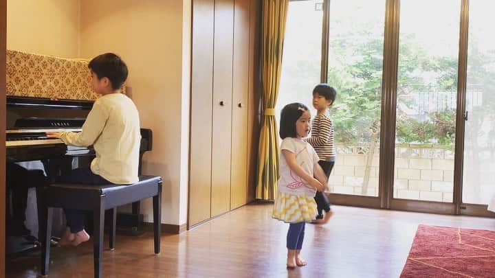 阿部浩貴のインスタグラム：「朝から元気。 しっかり礼で終わる😂 #パプリカ  #あしたにたねをまこう  #米津玄師  #うちで過ごそう」