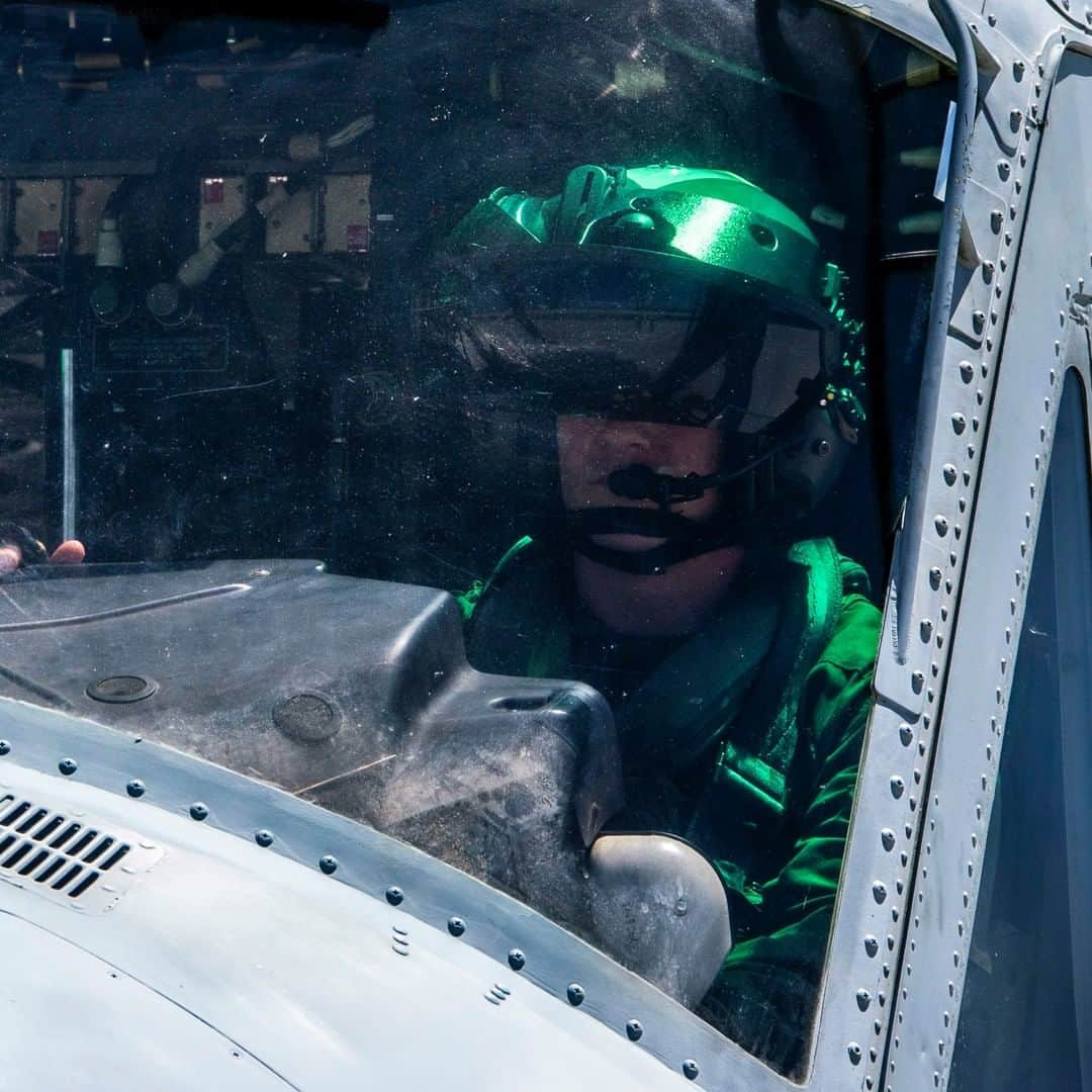 アメリカ海兵隊さんのインスタグラム写真 - (アメリカ海兵隊Instagram)「Green Lantern  Marines with Marine Light Attack Helicopter Squadron 469, Marine Aircraft Group 39, @3rdmaw , prepare to take off in a UH-1Y Venom helicopter prior to an annual flight qualification at @mcas_camppendleton. (U.S. Marine Corps photo by Lance Cpl. Alison Dostie)  #Marines #USMC #Military #Green」4月27日 9時00分 - marines