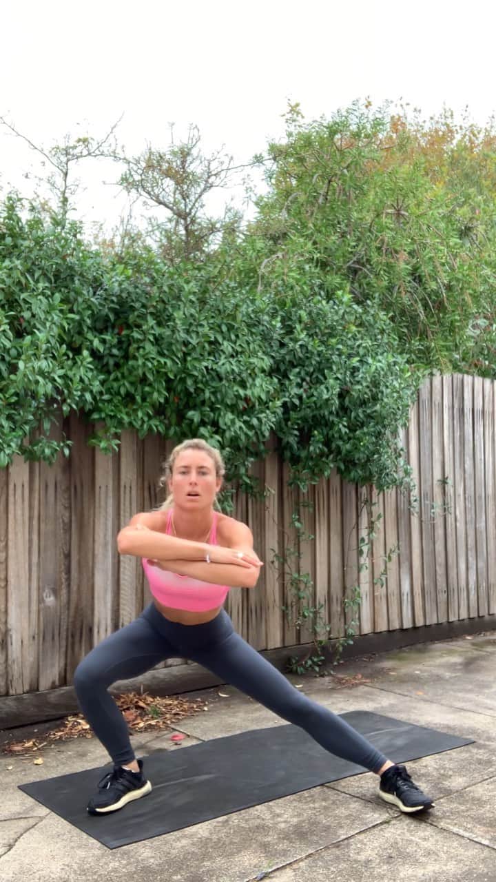ニッキ・バン ダイクのインスタグラム：「Hiii 🤗 heres a little workout for those of you who have asked. I usually do 30 seconds of every exercise and 2 rounds everyday. I hope you are all staying home and healthy, sending my love💕🌸 Also, aqua are such a viiibe!!!!」