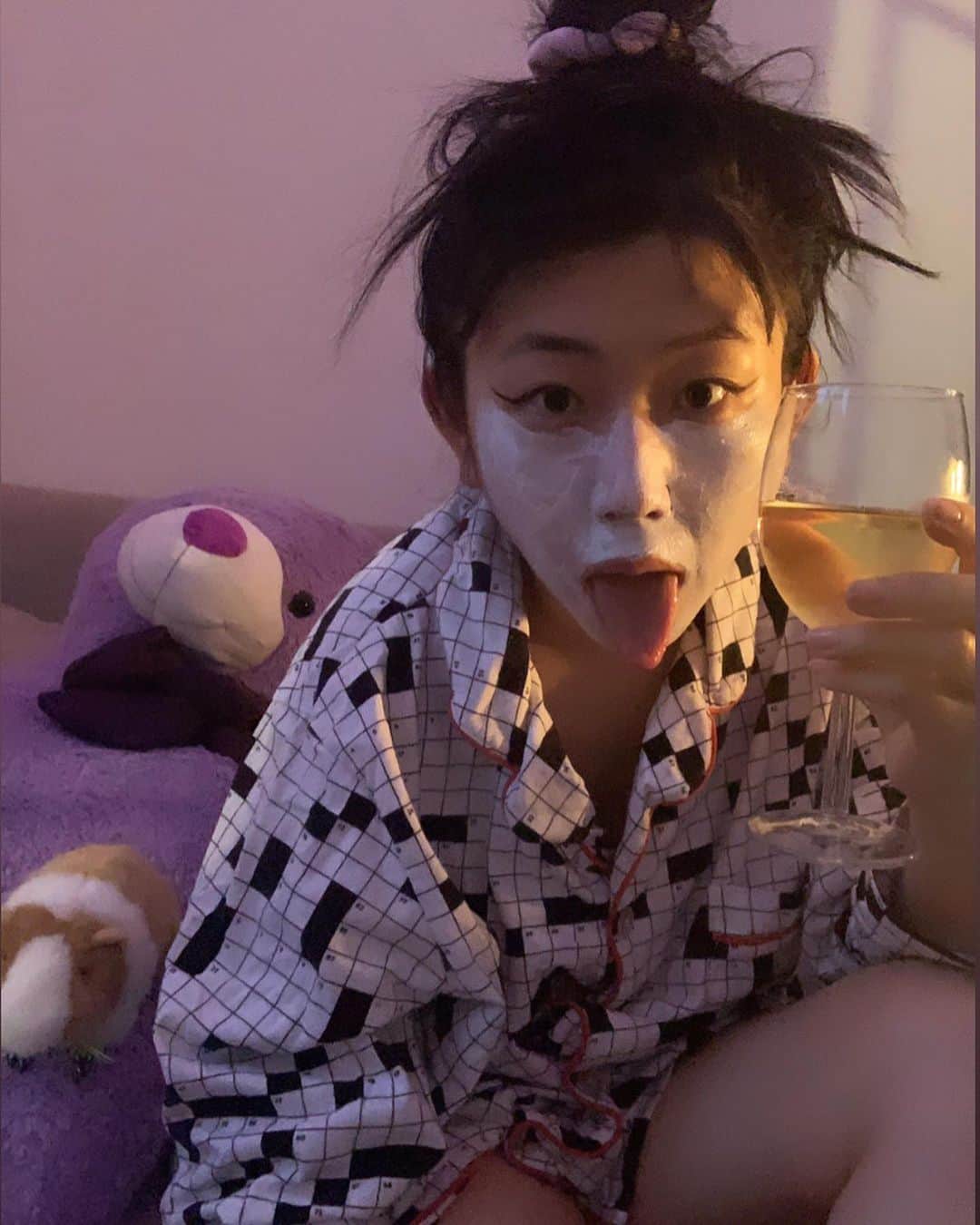 Mei Kawajiriさんのインスタグラム写真 - (Mei KawajiriInstagram)「“No Wire Hangers “ ❤️ #MommieDearest gave me my Sunday face mask inspiration 🤍  #lazylovesunday 🤍☔️🤍 using @clarinsusa face mask 🤍」4月27日 9時21分 - nailsbymei