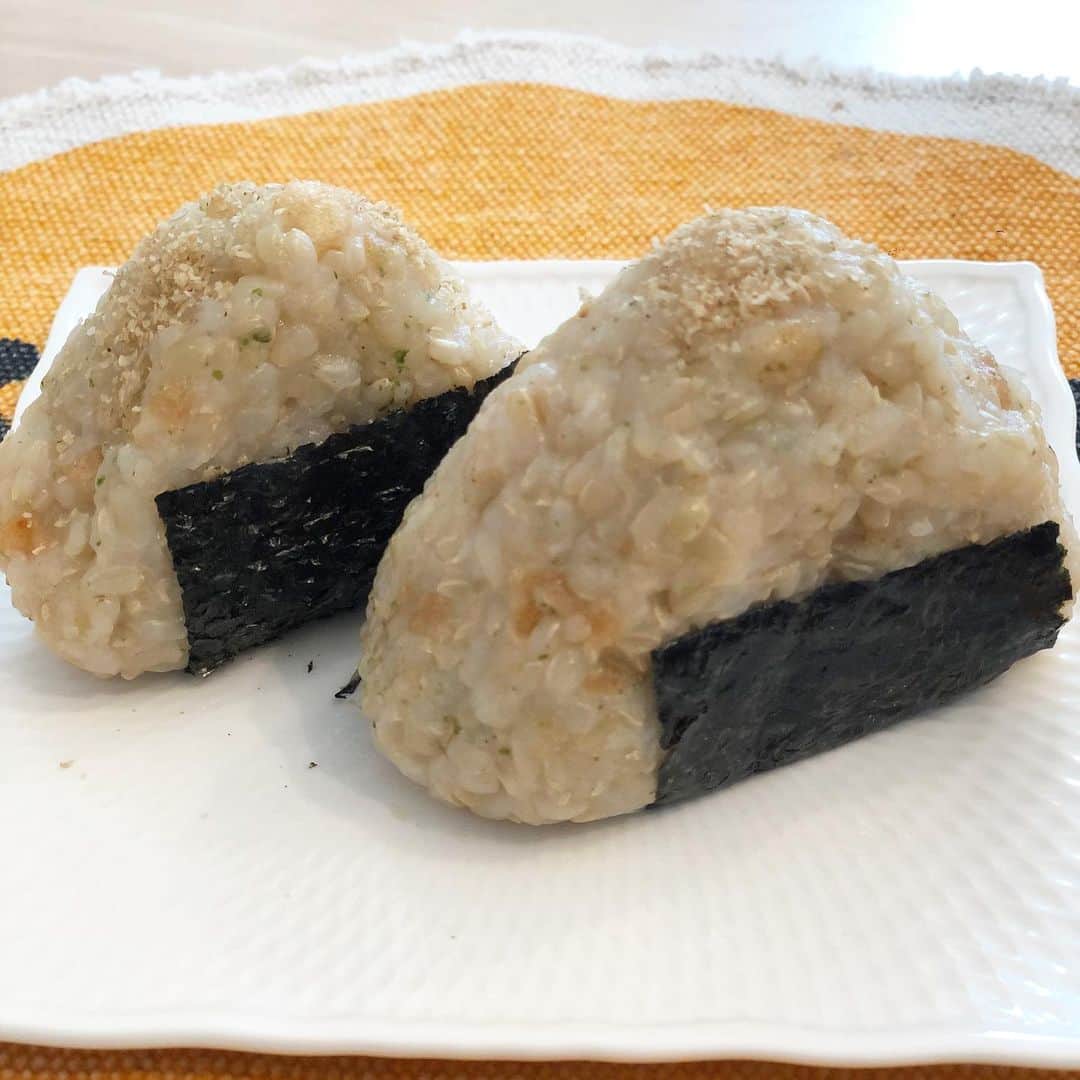 大地洋輔のインスタグラム：「🍙🍙 青木さやかさん @sayaka___aoki  からおにぎりリレーのバトン受け取りました！  玄米（水分多すぎた💦） と天かすのおにぎり  美味しゅうございました🍙  というか、なぜ僕なんでしょ😂😂 どうせならデカいおにぎりにすれば良かった😭  次に誰に回して良いか分からないので、一旦このバトン一旦預かります‼️💦」
