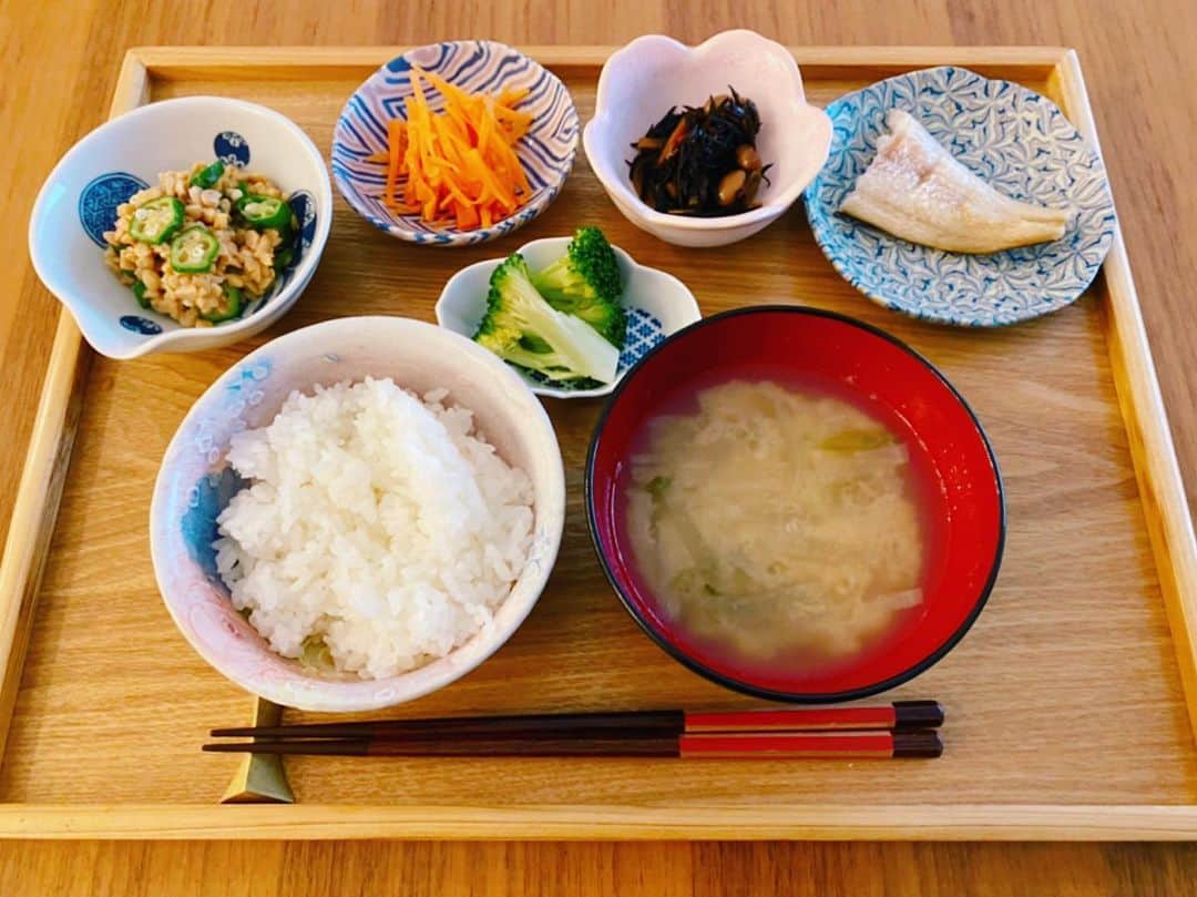 保田圭さんのインスタグラム写真 - (保田圭Instagram)「作り置きしてあった副菜と北海道の叔母から届いたほっけで朝食。#ブログも見てもらえたら嬉しいです」4月27日 9時29分 - keiyasuda1206