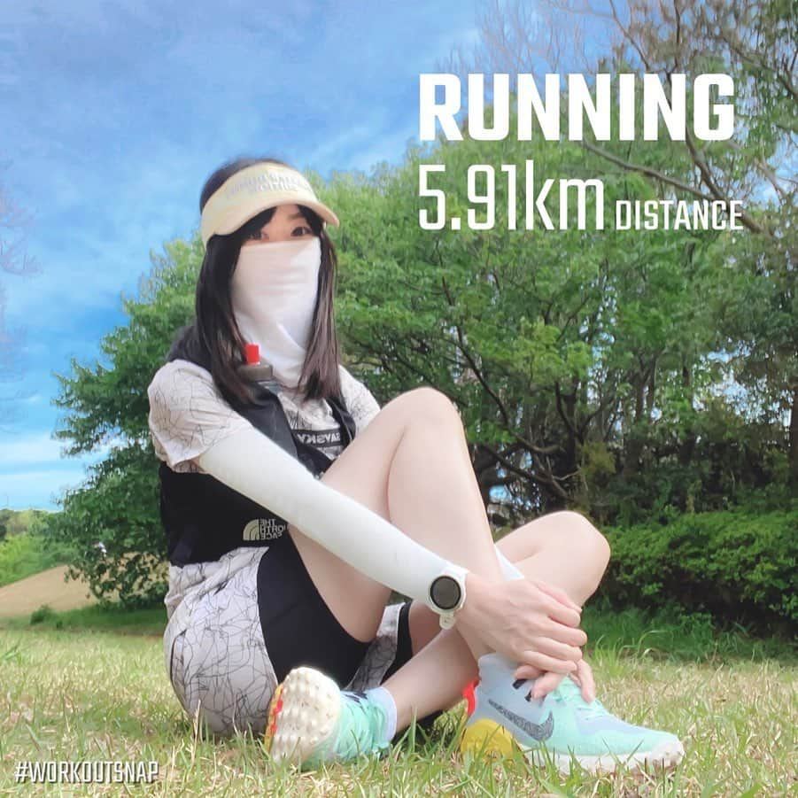 土屋香織さんのインスタグラム写真 - (土屋香織Instagram)「🏃‍♀️. 5.91🅚🅜 𝚖𝚘𝚛𝚗𝚒𝚗𝚐 𝚛𝚞𝚗 𖤐𖤐𖤐 昨日は久しぶりに早起き𖣔 . Nike25%offを機に フライングバースデープレゼントで買った もう一つのシューズは #Wildhorse6 でしたー🐎♥♥♥ 早速履いてプチクロカン🌳🌳🌳 お山で履けるのはまだまだ先になりそうだけど⛰ฅ^•ﻌ•^ฅ 色も好きだしレゴみたいでめっちゃかわいくて 本当お気に入り ☸︎˳*✦︎∗︎˚ 大きな公園まで行こうと海へ出たら あまりの強風に心折れて引き返しました笑 たけのこー⸜(๑⃙⃘'ᵕ'๑⃙⃘)⸝⋆︎* . 𝚂𝚞𝚗 𝚟𝚒𝚜𝚘𝚛  @masterbunnyedition_official  𝚃-𝚜𝚑𝚒𝚛𝚝𝚜/𝚙𝚊𝚗𝚝𝚜  @saysky_japan  𝙸𝚗𝚗𝚎𝚛  @millet_jp  𝚅𝚎𝚜𝚝  @thenorthfacejp  𝙽𝚎𝚌𝚔 𝚐𝚊𝚒𝚝𝚎𝚛  @mizunojp  𝙰𝚛𝚖 𝚌𝚘𝚟𝚎𝚛/𝚂𝚘𝚌𝚔𝚜  @c3fit_jp  𝚂𝚑𝚘𝚎𝚜  @nike . . 午前中運動すると眠くなる😴もれなくお昼寝笑 夢の中では会いたかった人にも会えて幸せー( ˘͈ ᵕ ˘͈ )♡ . あ、ネックゲーターは落ちてくるので 昨日は後ろをヘアゴムで一ヶ所結んで サイズ調整しました✌︎︎ . . . #happyrunning #朝ラン #igランガールズ #ランガール #instarunners #ランニングエチケット #マスクラン #バフラン #ハシリマスタグラム #ジミスカイ #セイスカイコーデ #positivevibes #ハシリマシタグラム #niketrail #instarunners #走るひと #ランコーデ #ランニング好きな人と繋がりたい #ランニング女子 #マラソン女子 #ig千葉ランナーズ #ランナーさんと繋がりたい #igランナーズ #ランニングママ #garmin #vic_season #走れることに感謝 #走るの好きな人と繋がりたい #みんなで走る日に向けて #今日もみんなありがとう♥」4月27日 9時38分 - kaorintsuchiya