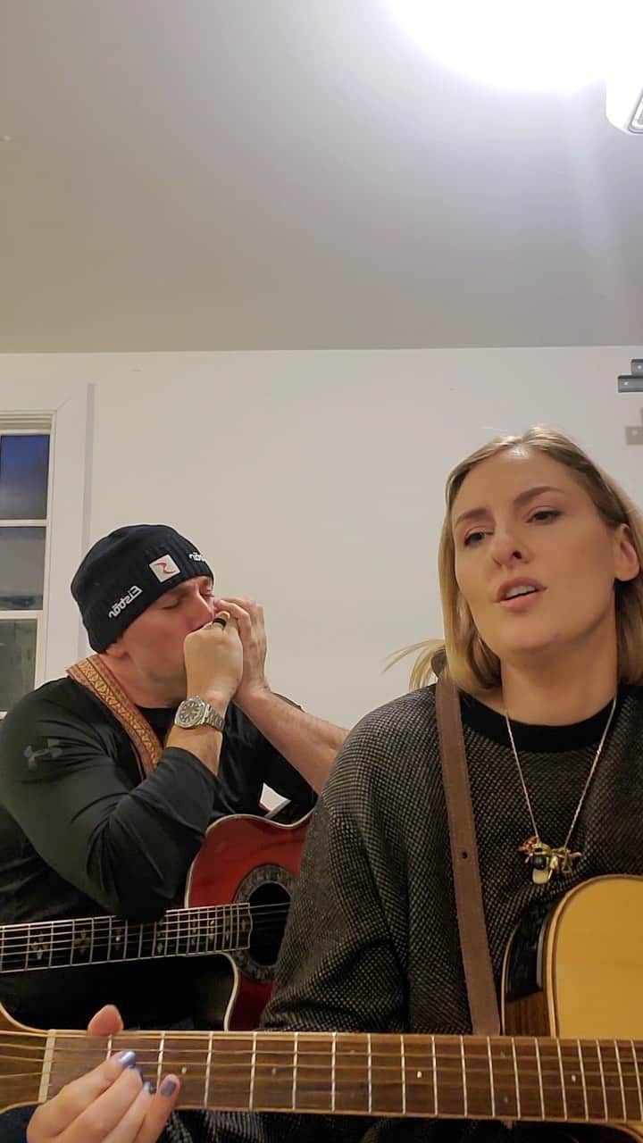 ルル フロストのインスタグラム：「Had so much fun playing one of my fave songs ever with my bro @bookmarkadvisors 🥰🥰🥰」