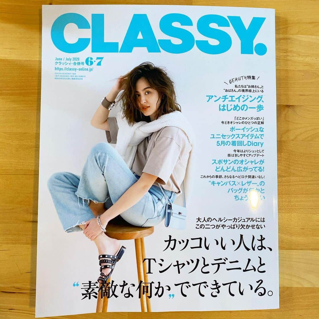 小林希さんのインスタグラム写真 - (小林希Instagram)「連載中の『CLASSY.』6.7月号は、﻿ 「日本で唯一の砂漠を﻿ トレッキングしてみたい！」です🚶‍♀️﻿ 今回は東京の島、伊豆大島✌️﻿ その前に、このたびコロナで﻿ 次号が休刊とのこと、﻿ 今月発売の6月号は、7月号と﻿ 合併したようです。﻿ ﻿ さて、今回は、自然といま﻿ なかなかなかなか﻿ 触れ合えないなぁと思いまして﻿ （とくに東京だと周りは建物ばっか）﻿ 竹芝から東海汽船に乗って🚢﻿ 1時間45分で行ける伊豆大島を﻿ ご紹介しました😊﻿ ﻿ 日本で唯一、国土地理院に﻿ 砂漠と表記されている﻿ 裏砂漠があります。﻿ ぜひ、コロナ収束後の旅先に﻿ ご検討ください❣️﻿ &﻿ ご一読ください❣️﻿ ﻿ ※ 東京の島々も感染者が増えれば﻿ 医療体制は充分とは言えません。﻿ くれぐれも、いまは渡島を﻿ お控えください🙏﻿ よろしくお願いします‼️﻿ ﻿ ﻿  June,July issue of "CLASSY"﻿ This time's theme is "I want to go trekking in the only desert in japan"🚶‍♀️﻿ Izu Ōshima in Tokyo ✌️﻿ Before moving on, because of the influence of COVID-19,no issue next month and June and July issue was combined number.﻿ ﻿ Because I think that many people recently haven't felt nature(especially in Tokyo),I presented Izu Ōshima ,which is 1 hour and 45 minutes away from  Tokyo's Takeshiba Ferry Terminal by Tokai Kisen🚢.﻿ ﻿ Black desert in Izu oshima is only desert in Japan and marked officially as a desert on the official map of Japan published by the Geographical Survey Institute.﻿ ﻿ Please visit this place after the coronavirus situation gets resolved and please read it ❣️﻿ ﻿ If the number of infected people increases more and more, health care system may collapse.﻿ So please refrain from traveling until things settle down🙏﻿ ﻿ ﻿ #travel#NozomiKobayashi#trip#overseastrip#Classy#serialization#driftice﻿ #travel#旅#週末海外 #小林希#旅行#海外旅行#旅好きな人と繋がりたい #旅行 #連載 #光文社 #東京#tokyo#izuoshima #tokaikisen #island#伊豆大島 #東海汽船﻿」4月27日 9時44分 - nozokoneko