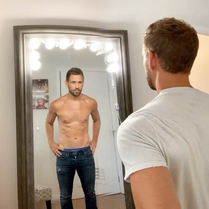 ニック・ビオールのインスタグラム：「My reflection won’t even come within 6 feet of me」