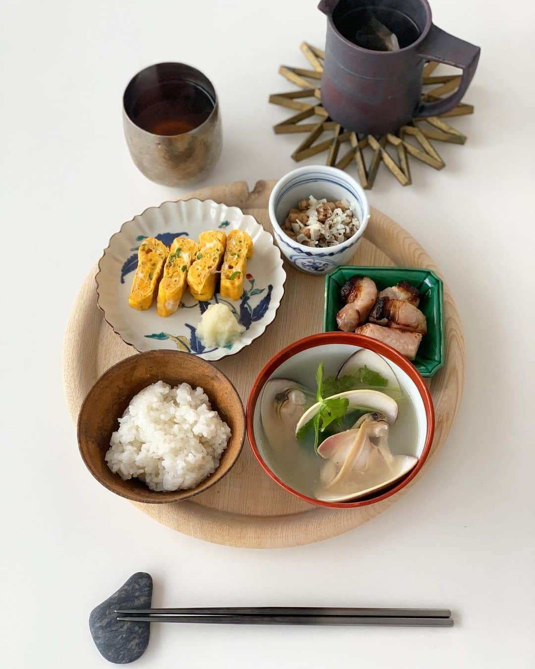 黒沢祐子さんのインスタグラム写真 - (黒沢祐子Instagram)「・ ・ 純和食なモーニング  大きなハマグリの薄めお味噌汁三つ葉添え☘ 青唐辛子入り卵焼き 豚の塩麹漬け 納豆、黒七味と葱 冷凍ごはんをせいろで蒸したごはん  お味噌は昨日　@saaa0414___ が贈ってくれた東京で 唯一こうじから手作りの昔みそ　@umaimiso のもの  美味しゅうございました😋 ・ ・ #life #おうちごはん #朝食 #HIPHOPと純和朝食 #食べすぎた😩 #stayhome #staysafe #yukoずキッチン」4月27日 9時53分 - yukowedding