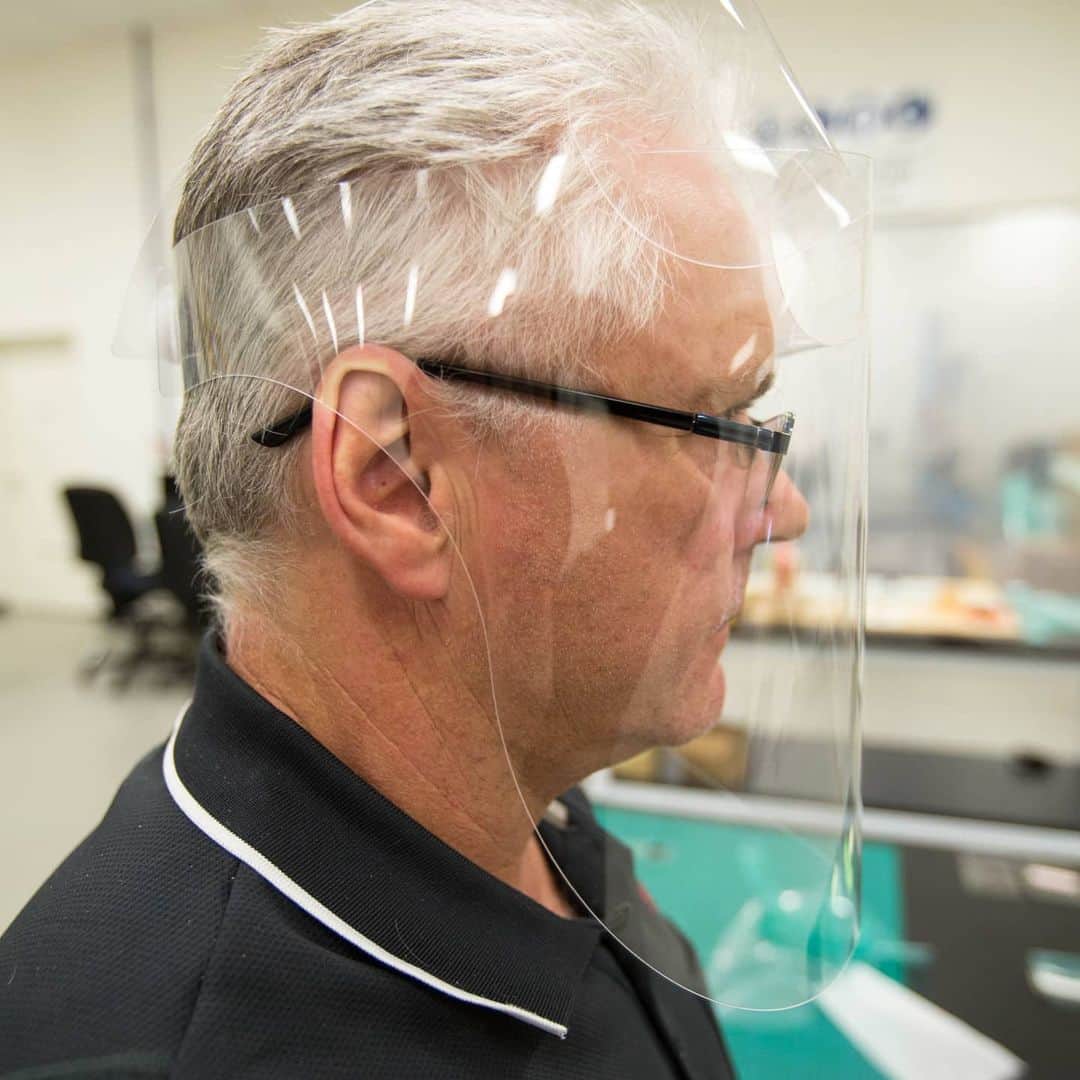 Toyota Australiaのインスタグラム：「To support the medical community tackling COVID-19, our design and engineering team in Port Melbourne have been developing face shields to help keep them safe on the frontline and reduce the spread.  Our gratitude goes out to our Aussie nurses and doctors and we’ll continue to support them in any way we can. Check out the link in our bio to find out more about how Toyota is helping.」