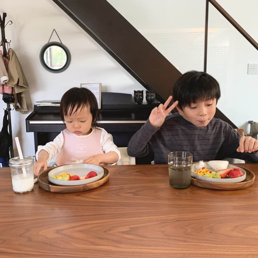 渡邊智子さんのインスタグラム写真 - (渡邊智子Instagram)「. おはようございます😃 平日の朝は 立ち食い、 立ちコーヒー笑 バタバタひと段落で とりあえずホッとする時間☕️ . また1週間がんばろ☺️✨」4月27日 10時03分 - _tomomon