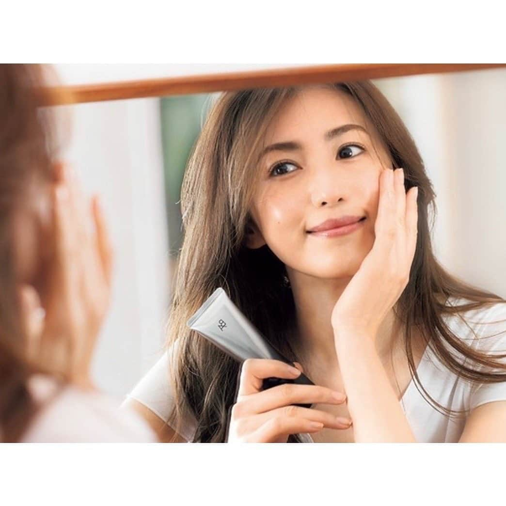 有村実樹さんのインスタグラム写真 - (有村実樹Instagram)「💄﻿ 美的.comに、新しく始まった連載「実樹的チアコスメ」の第一回目が掲載されています♪﻿ ﻿ 誌面で見られなかった方、もう一度見直したい方、ぜひサイトでチェックしてくださいね。﻿ ﻿ ﻿ スートーリーズにリンクを貼っておきますのでそちらからどうぞ🌟﻿ ﻿ ﻿ ﻿ #有村実樹 #実樹的チアコスメ #美的 #連載 #美容連載 #美容 #美容好きな人と繋がりたい #美容研究家 #コスメ #新作コスメ #日焼け止め #スキンケア #美肌 #紫外線対策 #エイジングケア」4月27日 10時09分 - arimura_miki