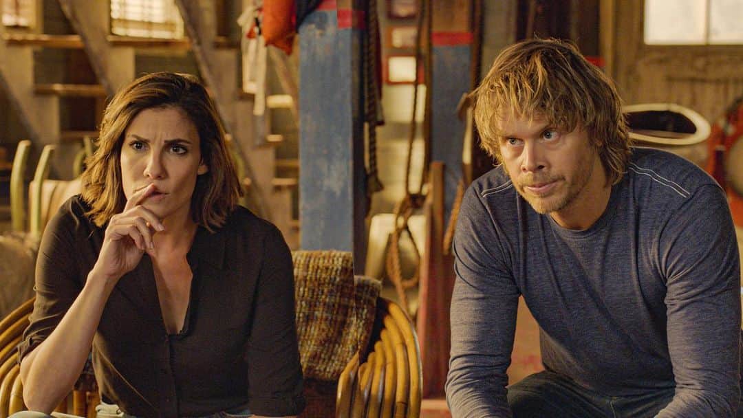 ダニエラ・ルーアのインスタグラム：「Per our faces, something big is going down tonight on @ncisla ... the last new episode of the season!! We’ll be live tweeting in 45mins for the East Coast so head over there! Don’t wanna miss this one... . Pelas nossas caras, o episódio de #ncisla de hoje será grave E é o último desta temporada!! O elenco vai fazer um live tweet daqui a 45mins para acompanhar a costa Este nesta aventura... sigam-nos no twitter e não percam a série hoje... . #livetweet #densi #keeks #lastnewepisode #ncisla #cbs @cbstv」