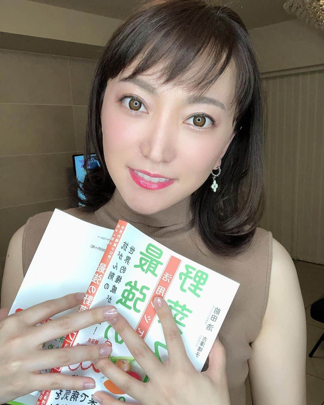 加藤綾菜さんのインスタグラム写真 - (加藤綾菜Instagram)「今日、大人買いした本が34冊届いた❗️ テレビ電話で打ち合わせして　 本を読み　間に勉強して　本を読みの繰り返し✨ 頭がパンクするかと思った🤫  ずっと家にいるから肌が白くなった😂」4月27日 21時13分 - katoayana0412