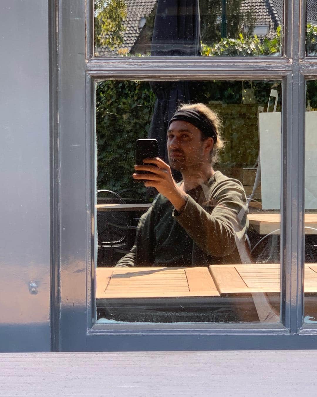 デイヴィッド・ギャレットさんのインスタグラム写真 - (デイヴィッド・ギャレットInstagram)「Ordering and picking up some food outside. The new responsible way of going out for lunch. 😜 #davidgarrett」4月27日 21時13分 - davidgarrettinsta