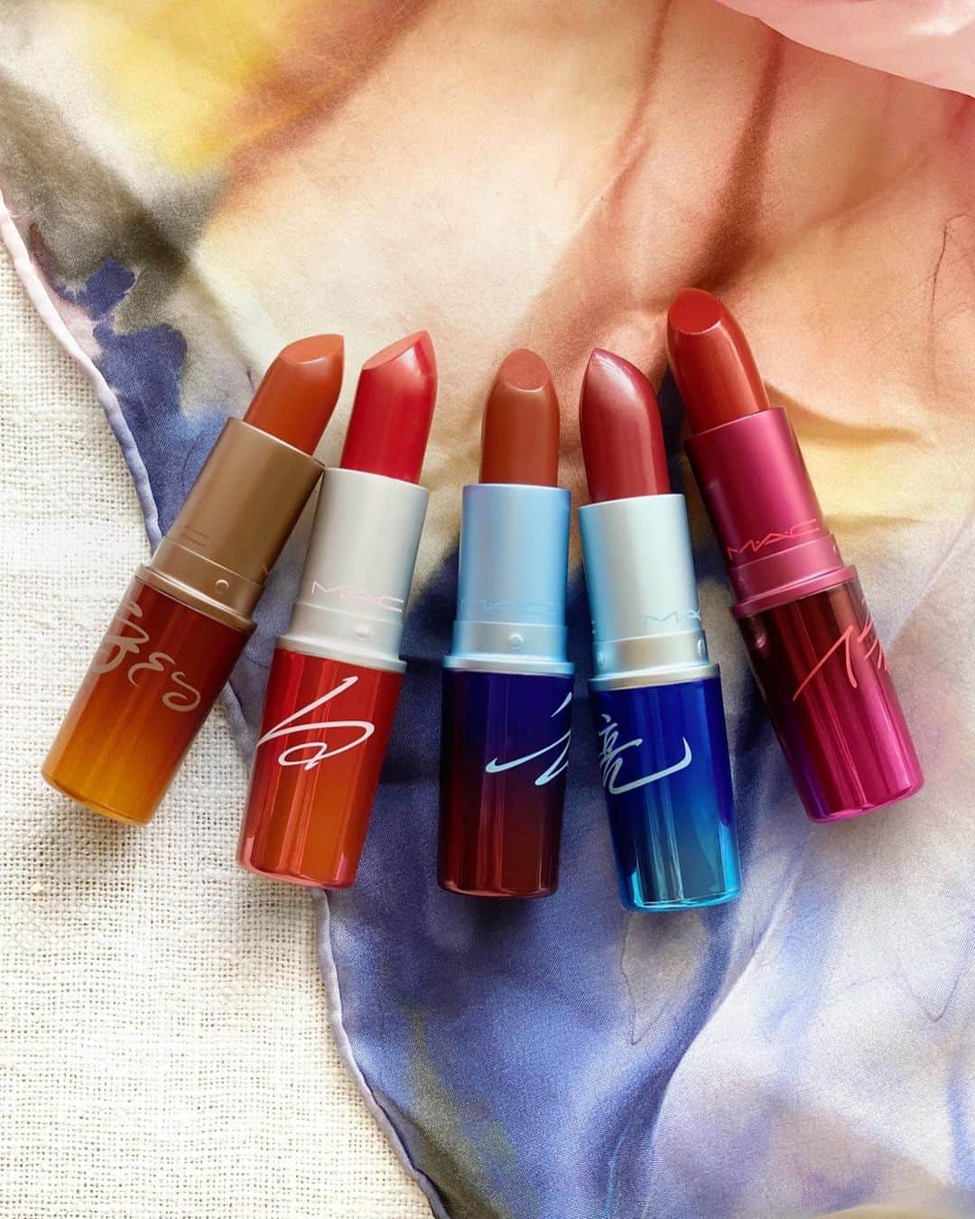 M∙A∙C Cosmetics Japanのインスタグラム：「【明日公式オンラインショップ限定発売】 中国の大ヒットモバイルゲーム「HONOR OF KINGS(王者栄耀)」とのコラボコレクションがM･A･C公式オンラインショップ限定で登場！  スウォッチはスワイプしてチェック👉 ㅤ リップスティック、アイシャドウパレット、フェイスパウダーなど、M･A･Cの人気製品がゲーム内の人気キャラクター達をイメージした限定パッケージでラインアップ✨ ㅤ パッケージで選ぶ？カラーで選ぶ？？ 楽しみ方はあなた次第！  ㅤ *4月28日(火) 公式オンラインショップ限定発売 ㅤ #MACHonorOfKings #MACアーナーオブキングス」