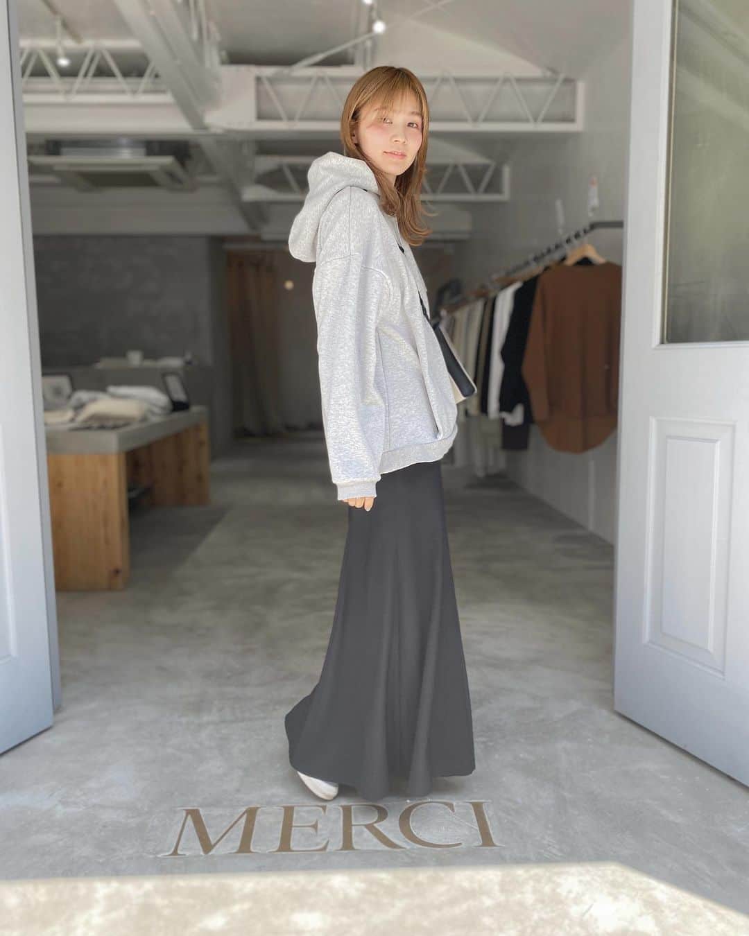 のインスタグラム：「毎日でも着たい服👚 洗濯も簡単だし、本当よれない！ コロナショックで、外でおしゃれ着を着る機会が減って、こういうおうちでもラクで着れるとか、長くて着れるものをみんな厳選するんじゃないかなぁ。 . 『おうち時間で、断捨離してます！』 って見かけるけど、そんな時に捨てられずに、クローゼットの手前にくるような、本当に必要な服を作っています。 . @merci__jp . . #merci#パーカー#マキシスカート#vans」
