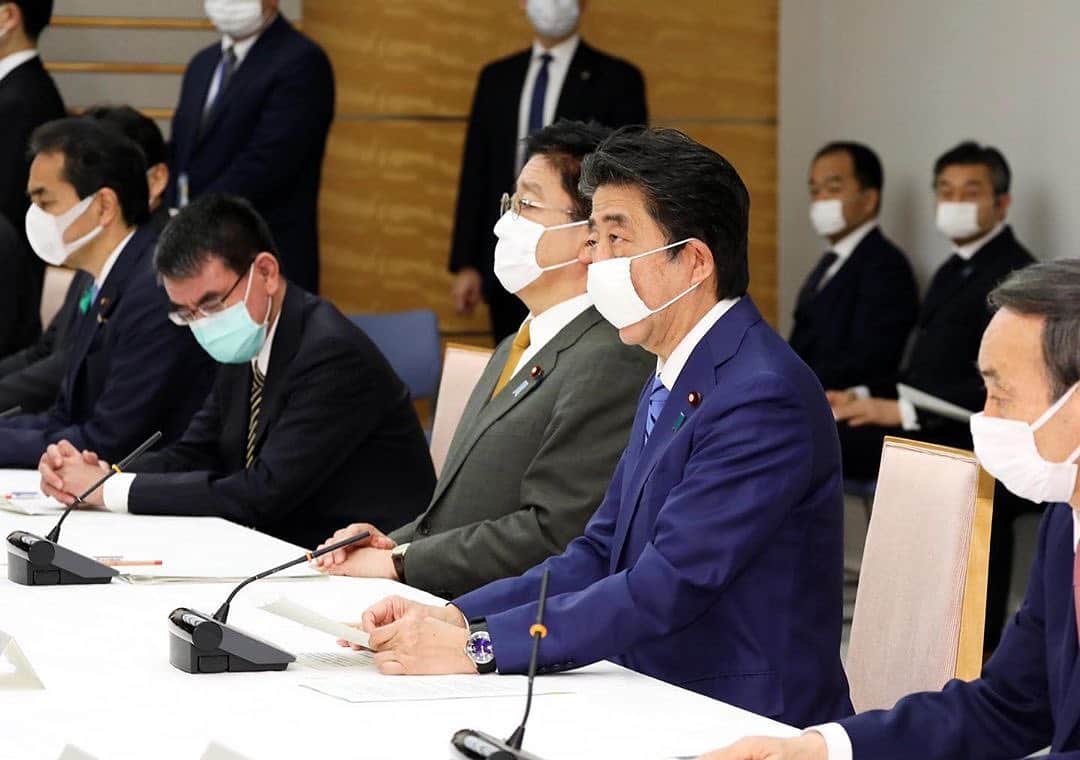 のインスタグラム：「#repost @kantei ・・・ 新型コロナウイルス感染症対策本部における #安倍総理 の #メッセージ  新型コロナウイルス感染症については、全世界で感染者数が300万人に達しようとしており、拡大傾向に歯止めがかかっておりません。そのため水際対策についても、今般、更なる見直しを行うことといたしました。 先週24日に感染症危険情報をレベル3の「渡航中止勧告」にまで引き上げたロシア・ペルー・サウジアラビア等の14ヶ国について、入管法による入国拒否対象地域に追加することとし、29日午前0時から効力を発生させるものとします。 今回の追加により、合計87の国と地域について、入国拒否を行うこととなりますが、これら対象地域から帰国をした邦人等に対しては引き続き、空港におけるPCR検査を確実に実施してまいります。 空港におけるオペレーションについては、検査結果が出るまでの待機場所としてホテル等を確保し、関係省庁が連携して対応にあたっております。今後も陽性者を確実に把握するため、着実な対応を行ってください。 また、これまで講じてきた14日間の自主待機要請等の検疫強化、査証制限、航空機の到着空港の限定といった対策については、世界的感染拡大が続いている現状を踏まえ、実施期間を1ヶ月更新するとともに、5月末日まで実施することといたします。各位にあっては8割の接触削減を軸とした国内まん延防止対策はもとより、引き続き水際対策の着実な実施に尽力をしてください。  #新型コロナウイルス感染症 #stayathome #8割の接触削減 @shinzoabe」