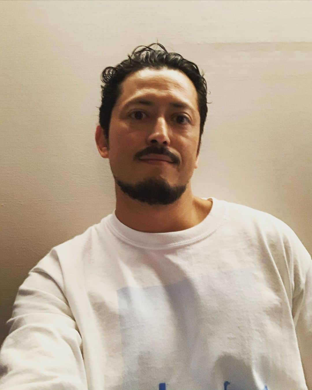 池内博之さんのインスタグラム写真 - (池内博之Instagram)「皆さん！昨日は僕の華麗なるエアロビダンスに、 沢山のいいね！ありがとう💙 またやるかは考えさせて下さい🕺  GWだけどさ！わかるさ！😭けどさ、もう一踏ん張り！！　いや、もう二頑張り！！ #stayhome #enjoyhome #staypositive」4月27日 19時50分 - hiroyuki.ikeuchi