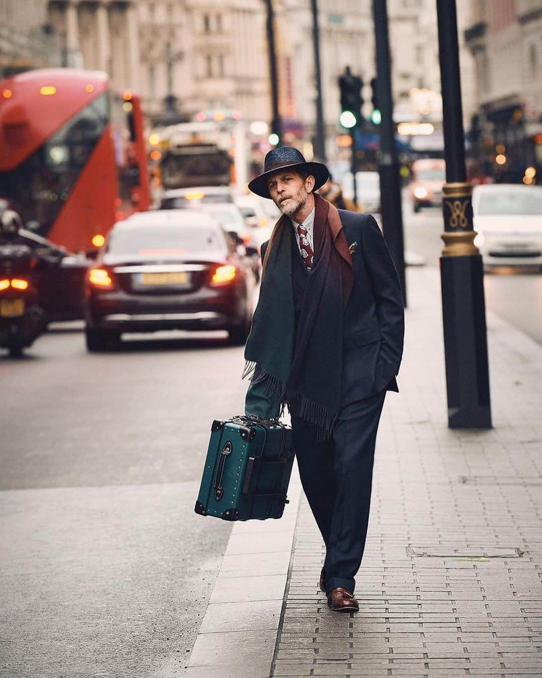 エドワード セクストンさんのインスタグラム写真 - (エドワード セクストンInstagram)「Our signature charcoal double-breasted flannel suit as seen in @therake’s latest editorial, on a stroll through London’s West End. Hopefully we’ll all be able to enjoy wearing our suits about town again before too long. . #EdwardSexton #Press #TheRake #Menswear #Tailoring #Handmade #Flannel #DoubleBreasted #TheSextonLook」4月27日 19時50分 - edwardsexton