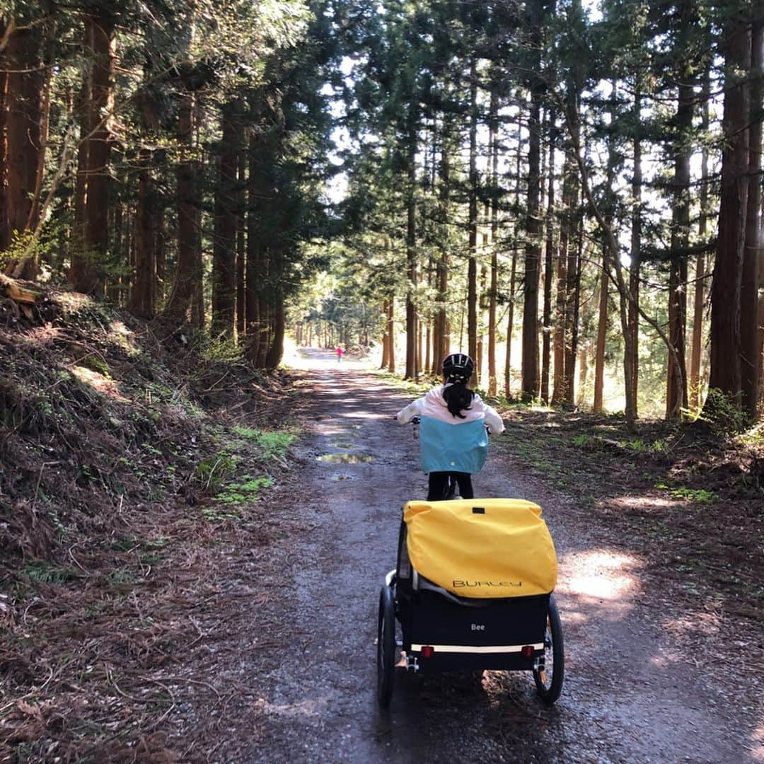 三星マナミさんのインスタグラム写真 - (三星マナミInstagram)「・ ・ 観光立県長野県 ・ ・ 雪は山にまだ残り🏔 花と新緑が麓に広がる🌸 ・ 観光来客を閉ざした我々のホームグランドは素晴らしい春の芽吹きに満ち溢れています🌿🌞 ・ ・ ・ #医療従事者に感謝 #命を繋ぐ自粛 #家族との時間 #またここでお会いましょう #会える日を楽しみにしています #皆さんご自愛下さい @roxyjapan  @oakleyjapan  @specialized_japan」4月27日 19時55分 - mana_uen00116