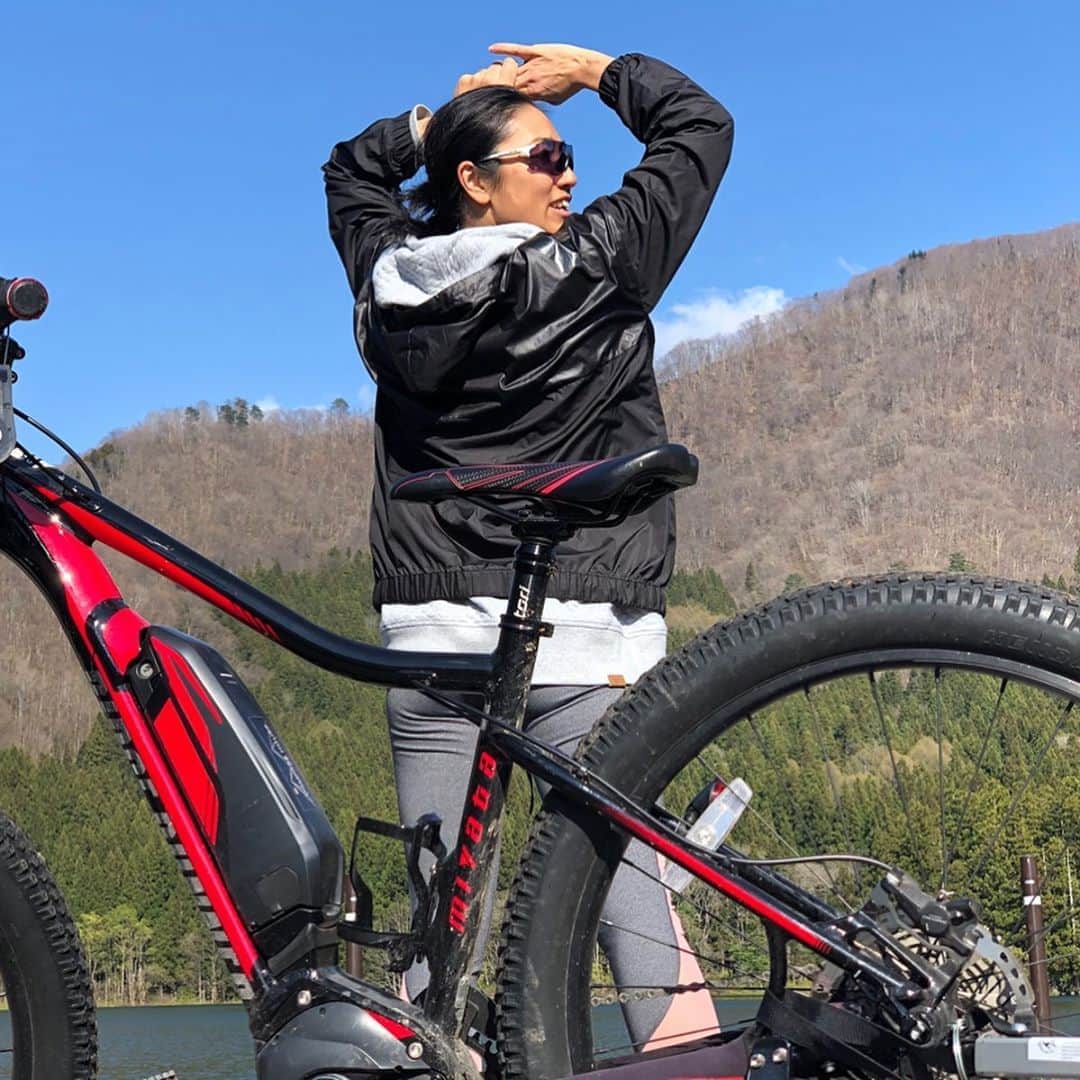 三星マナミのインスタグラム：「・ ・ 観光立県長野県 ・ ・ 雪は山にまだ残り🏔 花と新緑が麓に広がる🌸 ・ 観光来客を閉ざした我々のホームグランドは素晴らしい春の芽吹きに満ち溢れています🌿🌞 ・ ・ ・ #医療従事者に感謝 #命を繋ぐ自粛 #家族との時間 #またここでお会いましょう #会える日を楽しみにしています #皆さんご自愛下さい @roxyjapan  @oakleyjapan  @specialized_japan」