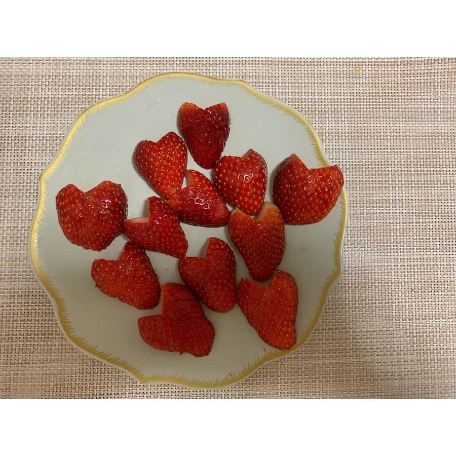 高野桃子さんのインスタグラム写真 - (高野桃子Instagram)「もうすぐ時期終わっちゃうな〜 今年もたくさんいただきました！苺で何か作ろうかな〜なんて思っていたけどね、ハート形に切って満足しちゃったよ  #ビタミンc #🍓 #いちご #苺 #strawberry  #とちおとめ」4月27日 19時58分 - takano_sd