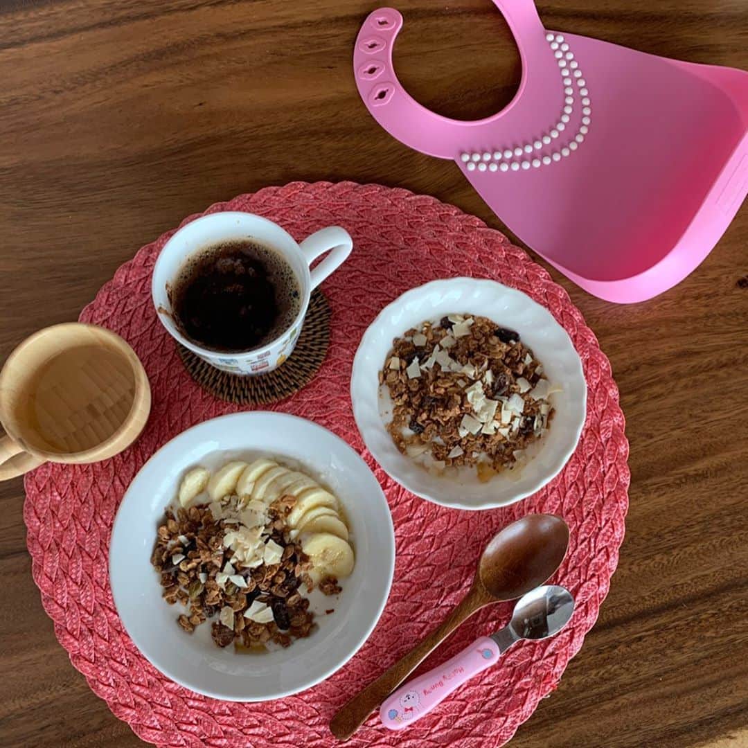 PINKYのインスタグラム：「#Pskitchen 🥣 .  腸活のために作って食べている甘酒豆乳ヨーグルト🌈💫 . 自家製グラノーラや、 @tsugumiw レシピの蒸しパンと合わせたり、最近の美味しい朝食😋🥣❤️ . 甘酒豆乳ヨーグルトのレシピは、腸活について参考にしている本の詳細とともにブログに書きました💁‍♀️📝 ストーリーズにリンクを貼っておきますね🌟 ・・・ ・・・ #love #happy #family #mamalife #腸活 #甘酒豆乳ヨーグルト #免疫力up #stayhome #お家時間」
