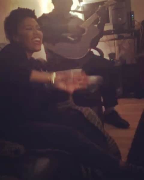 Emeli Sandéのインスタグラム：「Throw back a few years ago to an impromptu family jam of ‘Next to me’ with the wonderful Eva Tobe on guitar. Watching back vids like this is filling me up with all kinds of love and good vibes right now. How is everyone doing? What’s keeping your heart full? 💕」