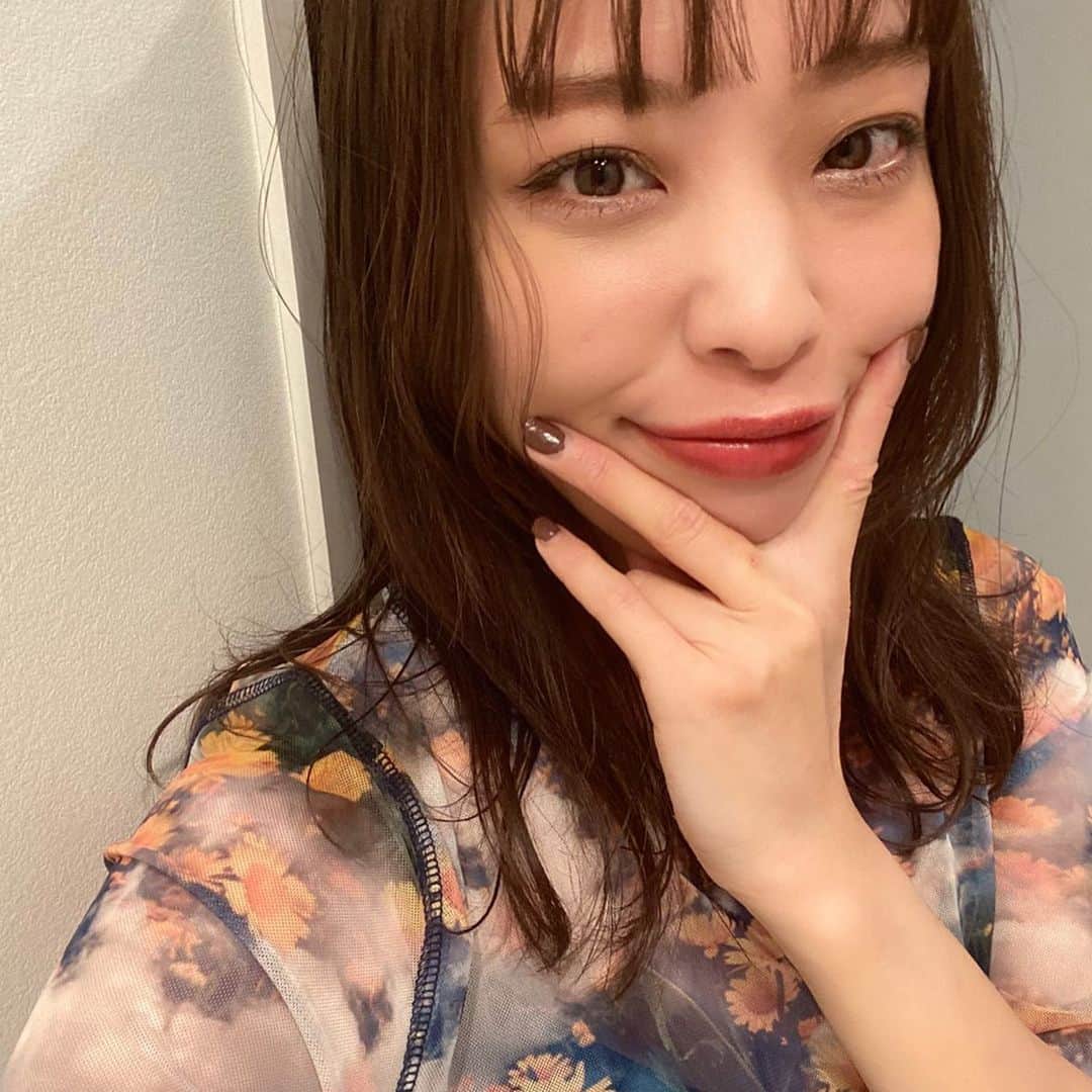 高橋有紀のインスタグラム：「最近炭酸ものが好きなので、今回この炭酸ジェルパックを使わせてもらいました❤︎ ジェルと粉末を混ぜてつくる生炭酸のジェルパックで、混ぜるのも楽しい、、、！ 1回でも肌のトーンが明るくなった気がします✨パック中にポカポカとお肌が温かくなる感じて、刺激も強くないので私はしみたりとかもしませんでした🙆‍♀️ 目元に使用できないパックもあるけど、NANOAQUA炭酸ジェルパックは、目元や唇にも使用できるんだって！ありがたい✨ 初回はお試しで５回分のキットが購入できるそうで、クーポンコード　co2　を入れると500円オフになるそうです！ 市場で最安で購入できるとのことでした！ わたしもほんとにもう一回これ欲しい、、、！！ @favorina_official #炭酸ジェルパック #炭酸パック #無添加 #炭酸美容 #ナノアクア　#おこもり美容 #favorina #フェヴリナ #PR」