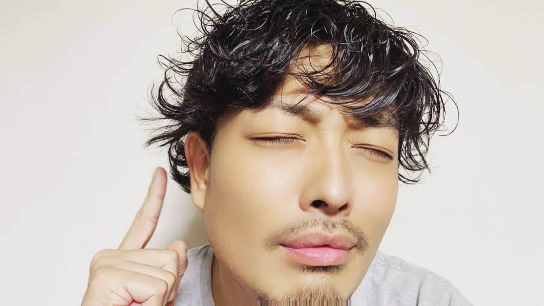 中村昌也のインスタグラム：「本日２１時〜デイリー9ですよ〜。 リモートに早く慣れる様に頑張るぞ〜!! 髪の毛伸びた。。。。。 外ハネ、クルリン。。。。 #NBA #NBARakuten #RakutenTV #DAILY9 #リモートワーク #リモート出演 #髪切りたい」