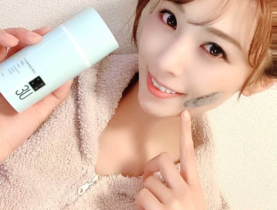 ひかりさんのインスタグラム写真 - (ひかりInstagram)「newおうち美容💕 勝手に泡立つクレンジング😊 炭酸系のパックとか大好きなんだけど 炭酸クレンジング発見したから使ってみた💕 顔につけてしばらく放置してるとだんだん泡立ってきてシュワシュワしてくるの✨ 毛穴小さくなるのを期待して使ってみよ💕 3U クレンジングジェルで検索してみてね！#3U#スリーユー#毛穴ケア#発泡クレンジング #アンチエイジング#美容#美意識#美意識高い人と繋がりたい #美容好き #pr#ゴルフ#ゴルフ女子#golf#おうち美容#書道家」4月27日 20時19分 - piiiiiii_k