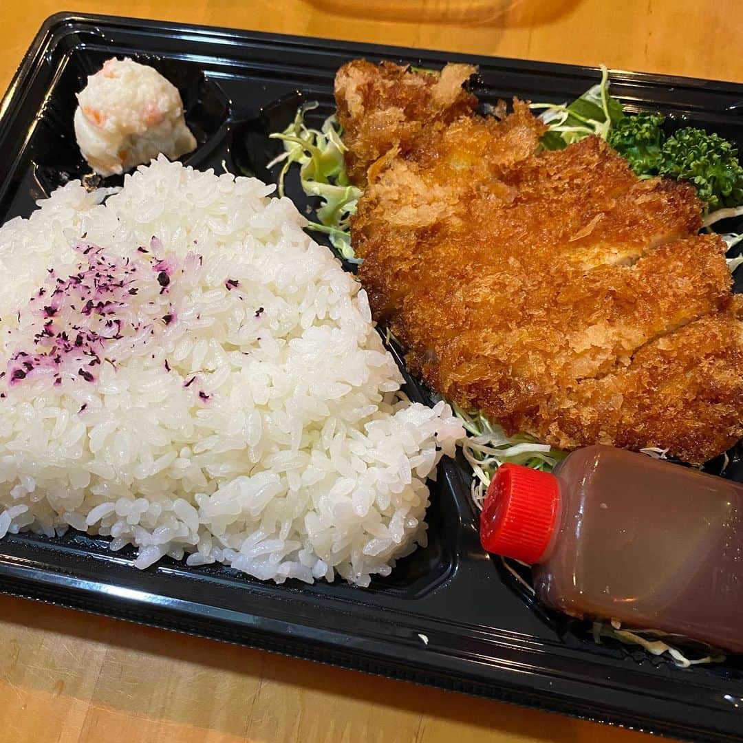 野間美由紀のインスタグラム：「ロースカツ弁当550円。」