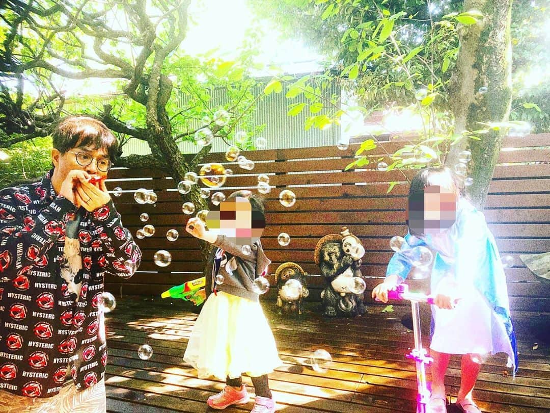 のインスタグラム：「パパと庭でシャボン玉。」
