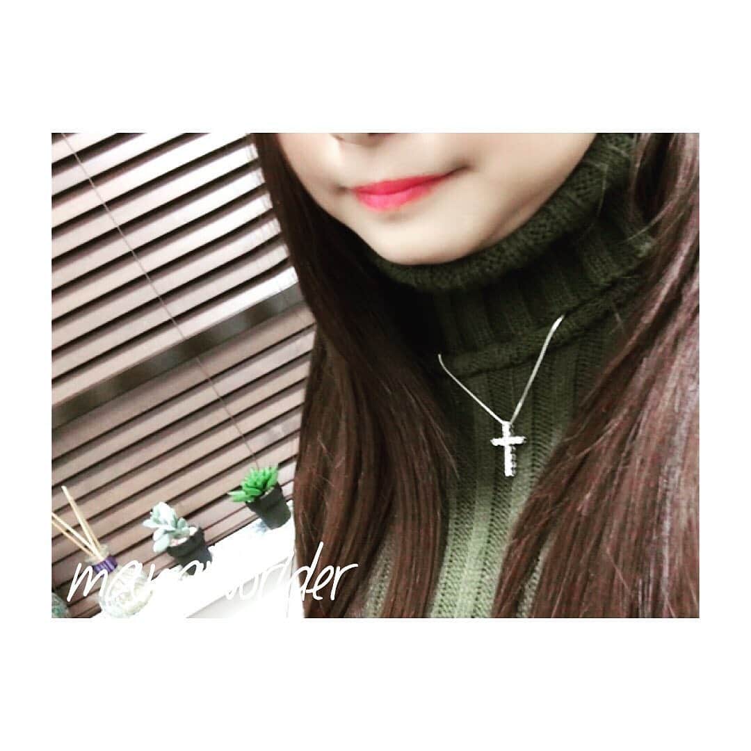 MANAMI SASAKIのインスタグラム：「・ 家での過ごし方を、 ・ いかに楽しめるかをひたすら考える毎日ですね🥺 ・ 不意に遠出したくてたまらなくなる時がありますよね🥺 ・ そんなとき私は ・ #あつ森 での無人島生活をエンジョイすることにしてるよ🙌☘️ ・ 好きな時間帯は、 ・ 晴れの日の夜になる直前の夕方18-19時👏🍃 ・ ・ ・ 写真は@voyage__jewelryさんから頂いたネックレス💍 ・ 『18k coating cz diamond cross』 ・ 期間限定66%off、¥1980〜ご用意しているそうです😌✨ ・ ・ ・ ・ #pr #海外旅行 #世界遺産検定1級 #写真好きな人と繋がりたい #海外旅行好きな人と繋がりたい」