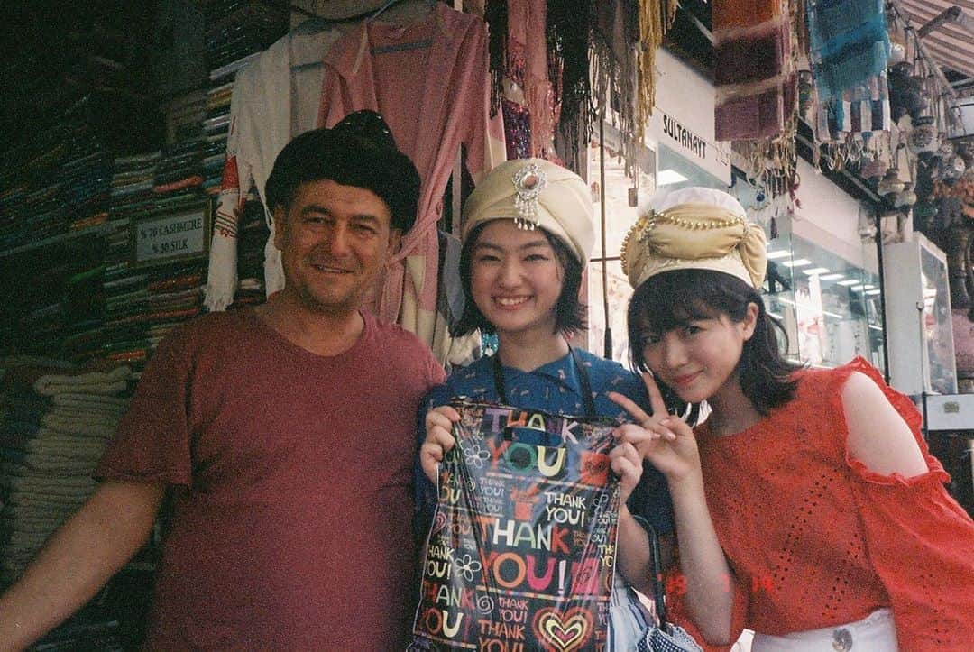 中山莉子さんのインスタグラム写真 - (中山莉子Instagram)「→﻿ 昨年行ったトルコの思い出写真🇹🇷﻿ お土産を買ったお店の店主に一緒に写真撮ろって言ったら帽子かぶせてくれた！﻿ お優しい方でした👨🏻﻿ ﻿ #film」4月27日 20時18分 - nakayama_riko_official