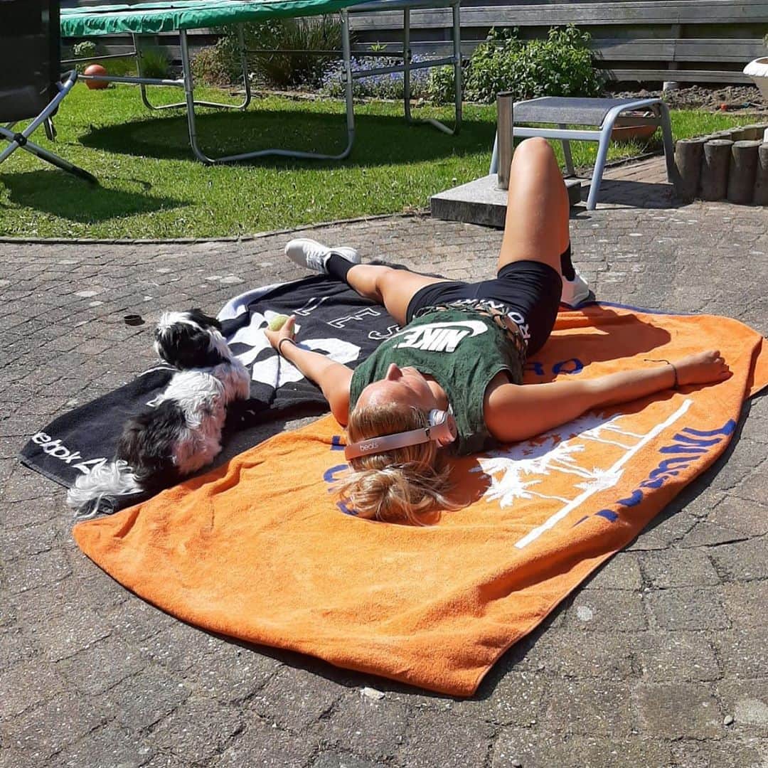セリーヌ・バン・ガーナーのインスタグラム：「As you can see I won the ball contest 🐶vs🙋🏼‍♀️🎾 #kingsdaygames #kingsday2020」