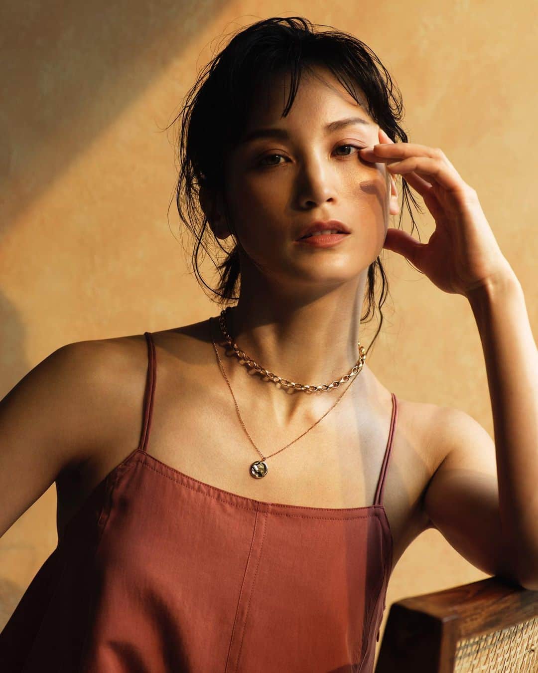 長山一樹のインスタグラム：「最新号otona MUSEのJoueteのページより。息を飲む美しさ。  写真の話をすると、この日は雨天でしたが照明で重要なのは、光源の選択はもちろんではありますが、距離が1番大事です。  @otonamuse  @joueteofficial  Model @amykuroda  Stylist @dodo_chiharu  Hair @shucohair  Make @akiko25  Editor @miku_nishizawa  #写真 #ファッションフォト  #ジュエリー #ハッセルブラッド  #長山一樹」
