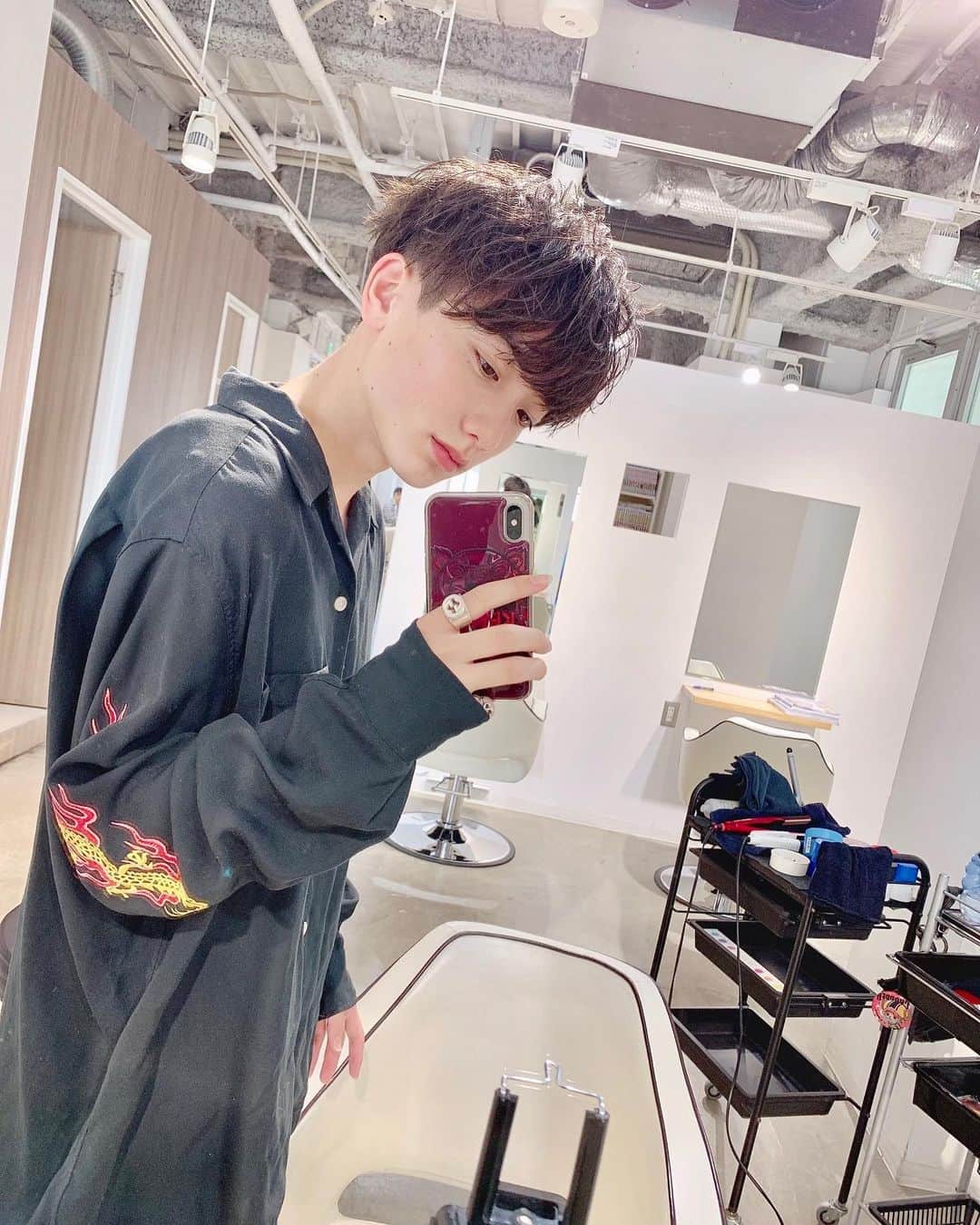 小西詠斗のインスタグラム：「1年前くらいの写真！🙋‍♂️ 最近はしばらく髪切ってないな〜！ 落ち着いたら、どんな髪型にしようかな！」
