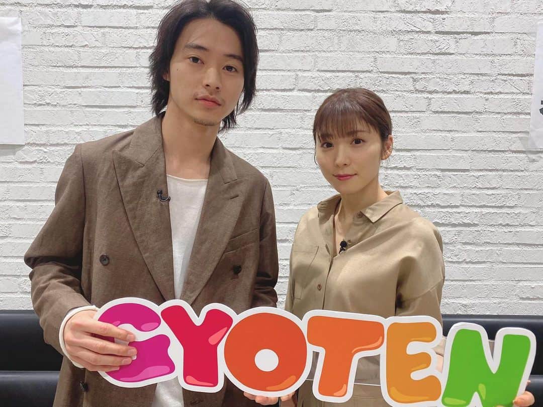 松岡茉優　ファンアカウントのインスタグラム：「. 明日21時～日テレにて 世界仰天ニュース！ . #松岡茉優#山崎賢人#世界仰天ニュース#劇場#かっこいい#好き#かわいい#2020#女優#俳優#声優#アイドル#モデル#映画#ドラマ#CM#アニメ#日本#Japan#cute#smile#instagood #beautiful#happy#love#おすすめ#いいね#Instagram#Twitter#茉優ちゃん823」