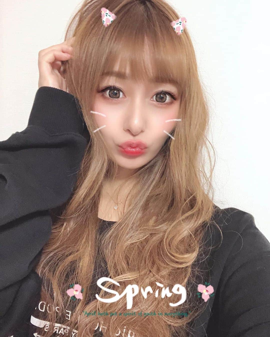 COCOのインスタグラム：「あざとい系女子やってみた。 こんな感じだよね？たぶん😈❤️ ・ ⚠️実物とは異なります😉 ・ #外出自粛 #おうち時間 #引きこもり #ニート #stayhome #旅行 #現実逃避 #したい #どうぶつの森 #オタク #キャバ #キャバクラ #キャバ嬢 #ホステス #ニュークラ #ニュークラ嬢 #ヘアアレンジ  #ぶりっこ #すすきの #歌舞伎町 #六本木 #中洲 #ミナミ #北新地 #instagood #follow #l4l #selfie #ベルベ #ここぷー」