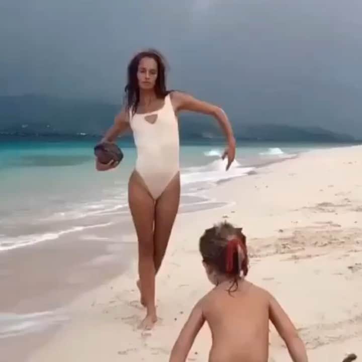 セレステ・バーバーのインスタグラム：「No one likes a show off.  #celestechallengeaccepted  #celestebarber #funny」