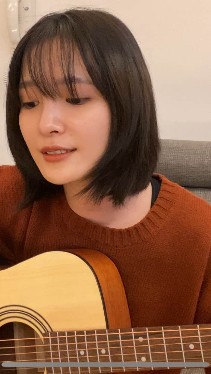 吳子霏（Ellen Wu）のインスタグラム：「吉他新手初次分享，挑戰V姐這次暖心的新歌，是V姐送給徐爸爸的禮物，我想也是每個孩子都能送給家人的歌，音樂就是如此的奇妙，把想說的話與愛都寫在裡面了。﻿ ﻿ 自彈自唱真的好難，現在只能用刷的🎸﻿ ﻿ @vivianhsu.ironv﻿ ﻿ #徐若瑄 #鋼鐵v姐 #別人的 #母親節快到了唱一首給媽媽」