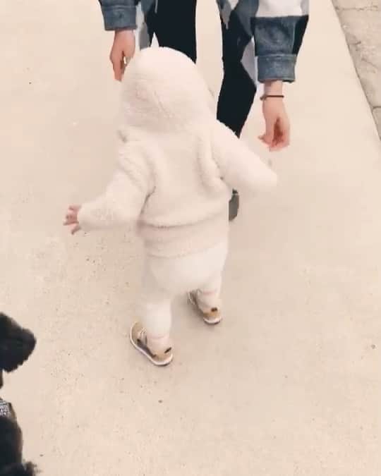 小屋春菜のインスタグラム：「歩けるようになってからどんどん成長していって、手すりに掴まりながら足は着いたままだけど自分で弾んでトランポリンしたり立ったまま降りたりお人形にミルクあげる素振りしてみたりひとつひとつが本当に愛おしい🥺💞💞 はやくディズニーランドや大きいプールに行ける日が来て欲しい🌇  #お散歩　#名古屋　#女の子ママ」