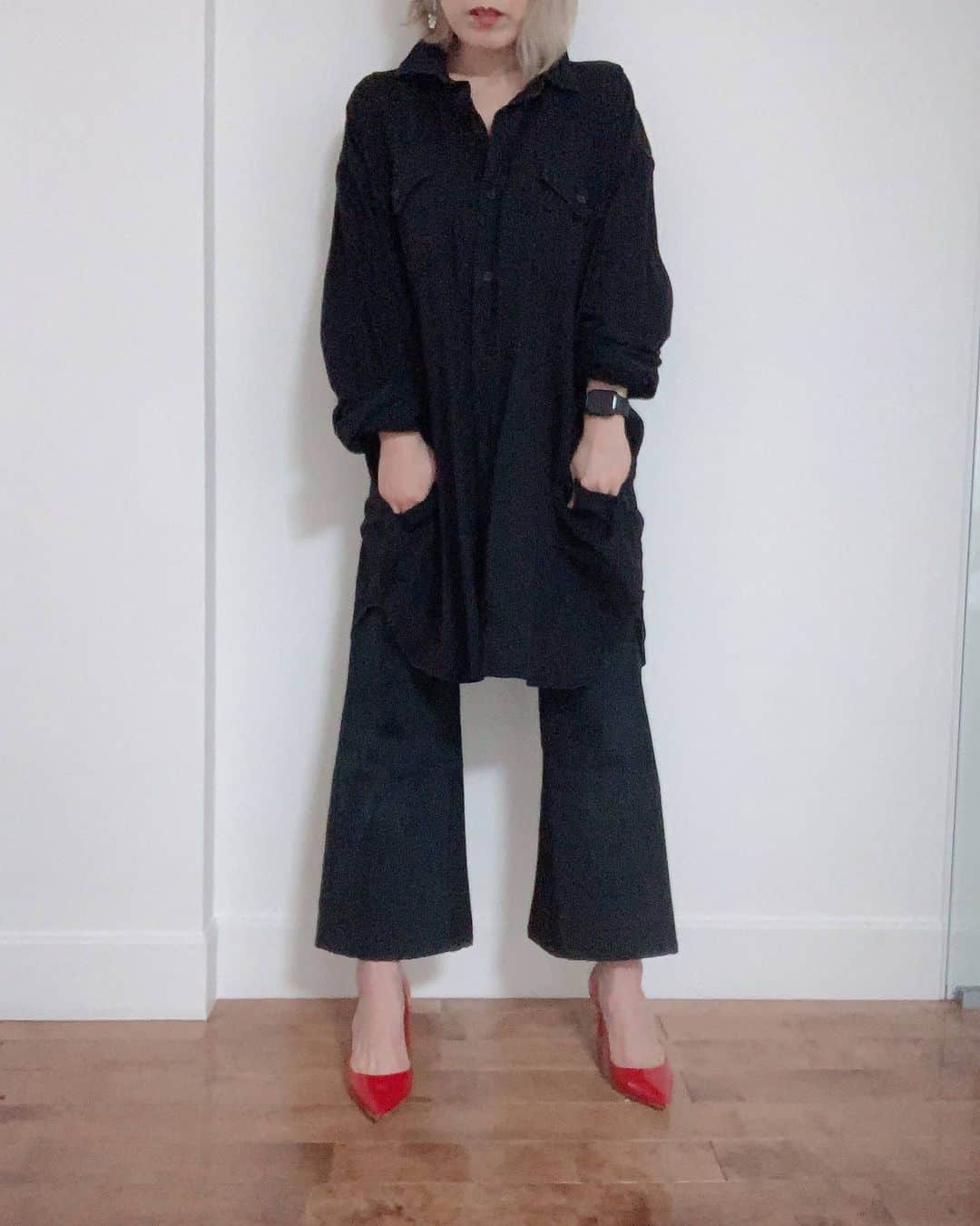 SHOCOのインスタグラム：「春はいろんなデニムを着たいとゆうことでデニムコーデバリエーション👖 １枚目→ブラックデニムオンデニム足首を出してすっきりと ２枚目→ハイウエストにショート丈でバランス取りやすく(お腹出てしまった)STYLENANDAのデニムはコスパ高くておすすめ ３枚目→ショーパンはゆるめにウエストマークだと体のラインが出過ぎず着やすい ４枚目→ホワイトデニムワンピはデニムでもきちんと見えるブランドはタグ見てね #コーデ#コーディネート#カジュアルコーディネート#大人カジュアルコーデ#今日の服#今日のコーディネート #ootd#シンプルコーデ#低身長コーデ #155cm#155cmコーデ #おうち時間#カジュアル#カジュアルファッション#デニムコーデ#デニム #denim#denimstyle#シンプルコーデ」