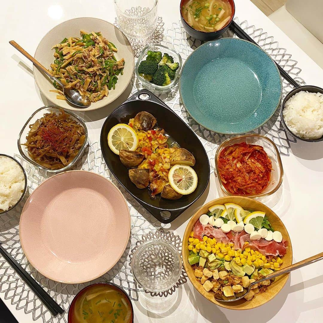 姫野れみのインスタグラム：「#石毛家の食卓 👨🏿‍🍳♡ ブッフェ式にしてみました 𓌉◯𓇋 最近の我が家の再ブームであるコブサラダは 生ハムとレモンとフライオニオンを入れて ドレッシングなしでも美味しく食べられるように♩♩ 色合いがとても良くないきんぴらは 舞茸、ゴボウ、挽肉、白滝と 私の大好物でできています♡笑  🐓#モーリョチキン 🥗#コブサラダ 🥩#チンジャオロース 🧄#舞茸とゴボウのきんぴら 🌶#キムチ 🥦#ブロッコリー 🍚#白米 🍲#新玉とゴボウの味噌汁  #アスリートフードマイスター #料理 #和食 #夕食 #アスリート飯 #夕飯 #夜ご飯 #晩ごはん #夜ご飯 #夕ごはん #夜ごはん #和食ごはん #手作り料理 #手作りごはん #おうちごはん #レシピ #dinner #food #cooking #ブッフェ #ビュッフェ」