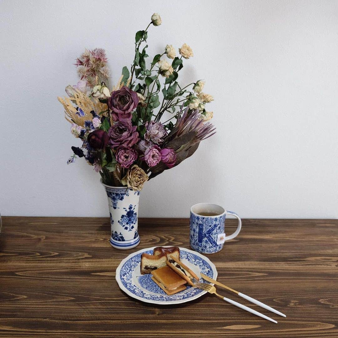 KUNIKAのインスタグラム：「I celebrated my birthday alone...🥳﻿ ﻿ 誕生日がこんな状況で大好きなケーキ屋さんにも行けなかったので。 福岡の個展が終わったあとに行こうと計画していた、熊本にあるパティスリー @ricca.yamaga のスイーツをお取り寄せしました。﻿ セミドライプルーン入りのゴルゴンゾーラのチーズケーキと、レーズン発酵バターサンド。﻿ どちらも、ほんとうに美味しくて、独り占めしてしまった今年のバースデーケーキでした🤤﻿ 専門学校の同級生の市原シェフのお店なのです〜﻿ とっても素敵なセンスと空気感のお店...﻿ 熊本の方うらやましいです。﻿ 気になる方はぜひインスタをチェックしてお取り寄せしてみてください🌱﻿ ﻿ めずらしく作品じゃない写真を載せてみるので、いつも使ってるものを併せて色々ご紹介。﻿ ﻿ お菓子: @ricca.yamaga ﻿ お皿: #SWINNERTONS  カトラリー: @cutipol ﻿ コップ: @anthropologie ﻿ ジャスミンティー: @partridgesfoods ﻿ 花瓶: @royaldelft_official ﻿ ドライフラワー: @naoten10 @edenworks_bedroom 個展で頂いたもの」
