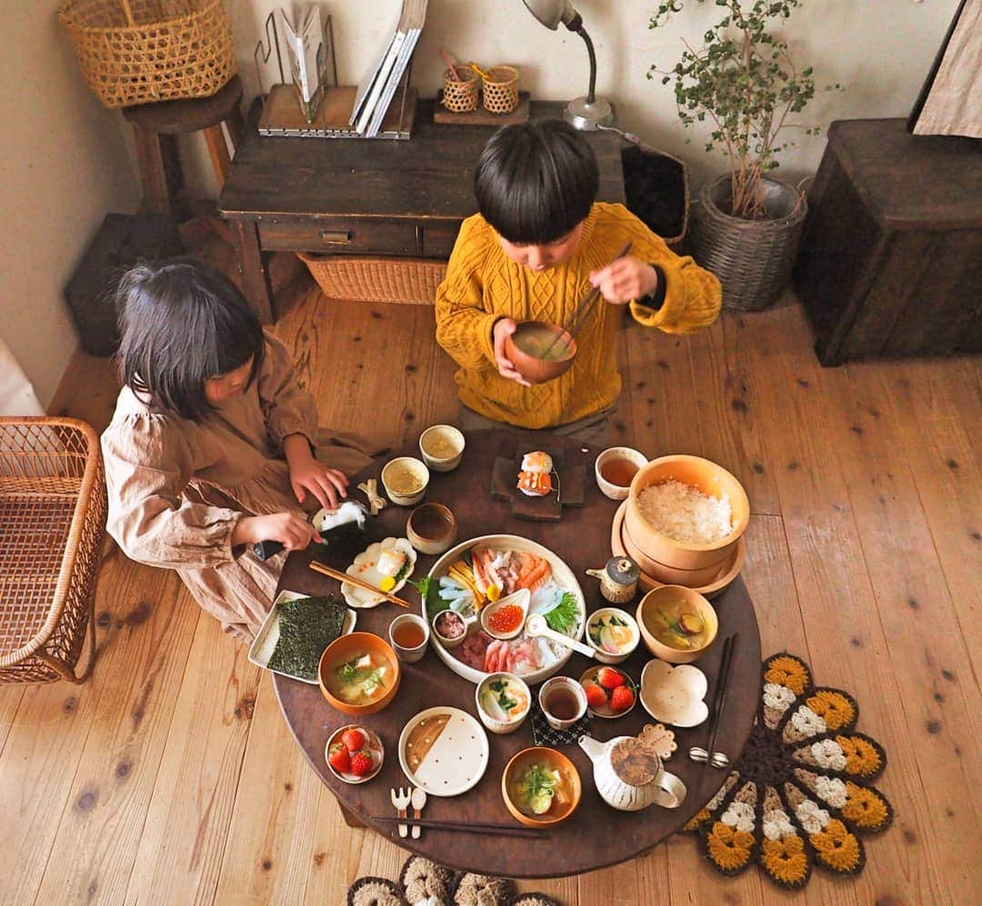 ゆうこさんのインスタグラム写真 - (ゆうこInstagram)「こんばんは。 昨日の晩ごはんは、 手巻き寿司をしました✨  息子が初めて、こいのぼりのお寿司をつくってくれました🎏かわいくできていました😊💓 みんなでおうちでお寿司パーティー、 楽しかったです(*^^*) ・ ・ 今日の晩ごはんは、唐揚げ。 油で揚げるのだけ私がして、 お肉を切ったり、下味をつけたりするのは息子が１人でしてくれました。 毎日、楽しそうに料理をしてくれる姿をみると元気がでます✨😊 (娘は食べる専門です🤣) ・ 今日もお疲れさまでした。  #おうちごはん #おうちで過ごそう #stayhome #晩ごはん  #手巻き寿司 #お寿司 #こいのぼり #うつわ #東屋  #おひつ #レトロ  #rutawarawajifu #もうすぐ #子供の日 #トシロー #詳しくはブログにて」4月27日 20時41分 - slow.life.works