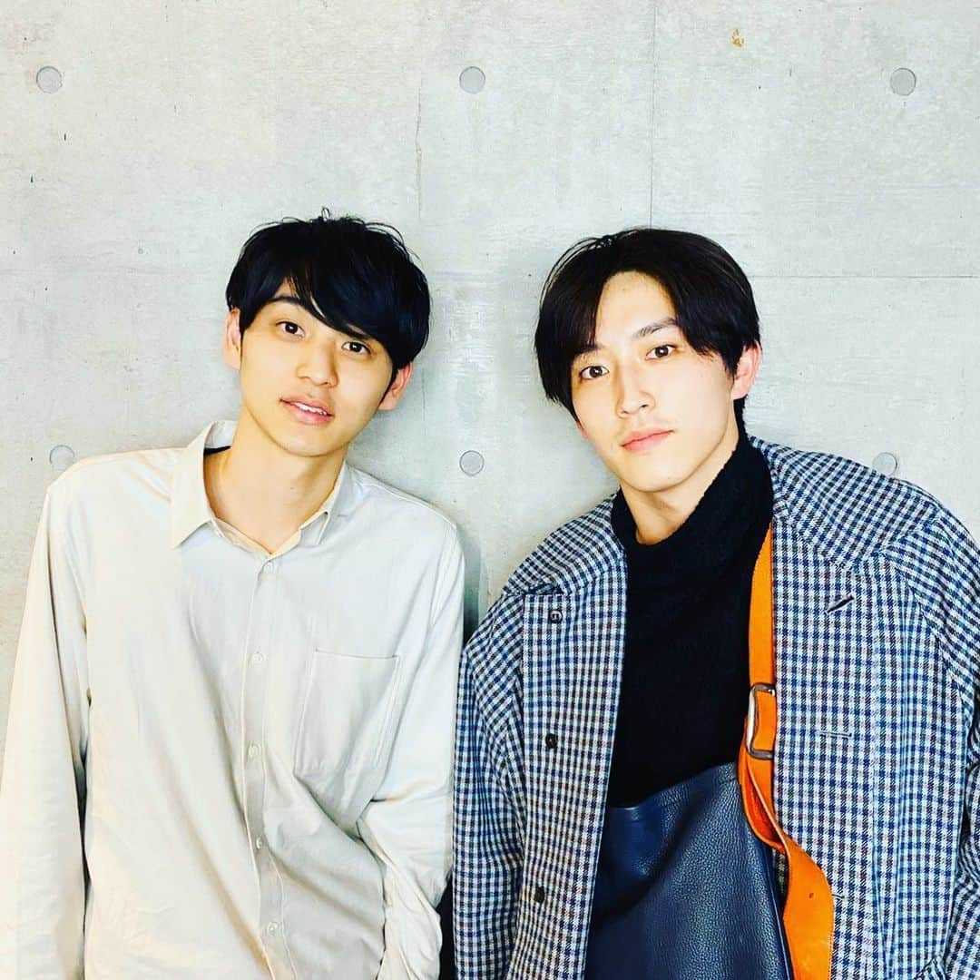 FINEBOYSさんのインスタグラム写真 - (FINEBOYSInstagram)「#杉野遥亮 と #鈴木志遠 のオフショット。  #誌面での共演ではないです #純粋なオフショット #ファインボーイズ #オフショット #専属モデル #元専属モデル #fineboysmagazine」4月27日 20時47分 - fineboys_jp