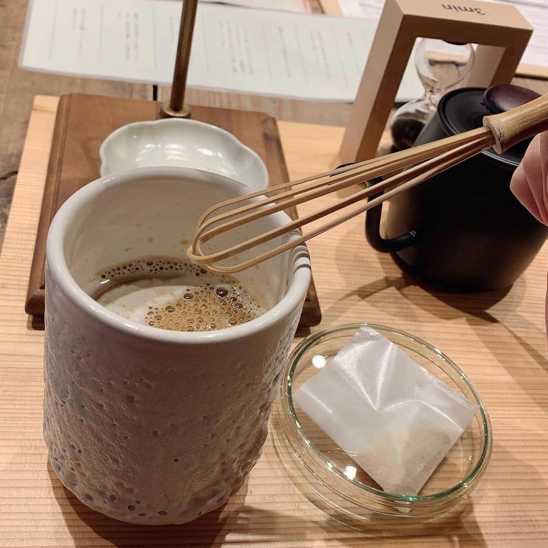 nyaachanさんのインスタグラム写真 - (nyaachanInstagram)「* 自分でコーヒーミルつかって、豆から作るコーヒーが美味しかった💓京都のcafé《AWOMB》 ぶっちゃけ私甘党でいつもカフェオレなので、ちゃんとしたコーヒーの味わかってるわけでなく偉そうなこと言えませんが…😂 なんかとにかくオシャンに見えるから手動のコーヒーミル家にも欲しくなった❤︎ また京都のカフェも他も色々行きたいなぁ🥺 行きたいとこリスト作っとくから、お友達のみんな覚悟しててw * ここ2、3日は金曜のラプンツェルにむけて気持ちを高めるべくずっとラプンツェルの音楽聴いてる♬w * ダイエットと育乳の話まとめたいのになぜかすすまない、早く成果をお知らせしたい🤣 需要あるかわからんけど待っててくださいw * *  #京都カフェ#kyoto#京都café#cafe#driedflowers#flowers#instagood#instalike#カフェ#カフェ巡り#カフェ好きな人と繋がりたい#カフェスタグラム#awomb #coffee#コーヒー#コーヒーミル#手挽きミル」4月27日 20時50分 - naokoko70